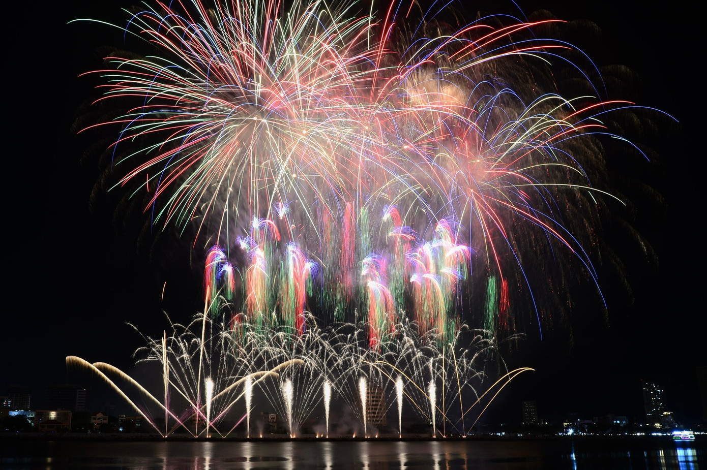 Với màn trình diễn đẳng cấp, chinh phục mọi giác quan của khán giả và ban giám khảo, đội pháo hoa Pháp đã giành ngôi vị quán quân DIFF 2023, với cúp vô địch và phần thưởng trị giá 20.000 USD.