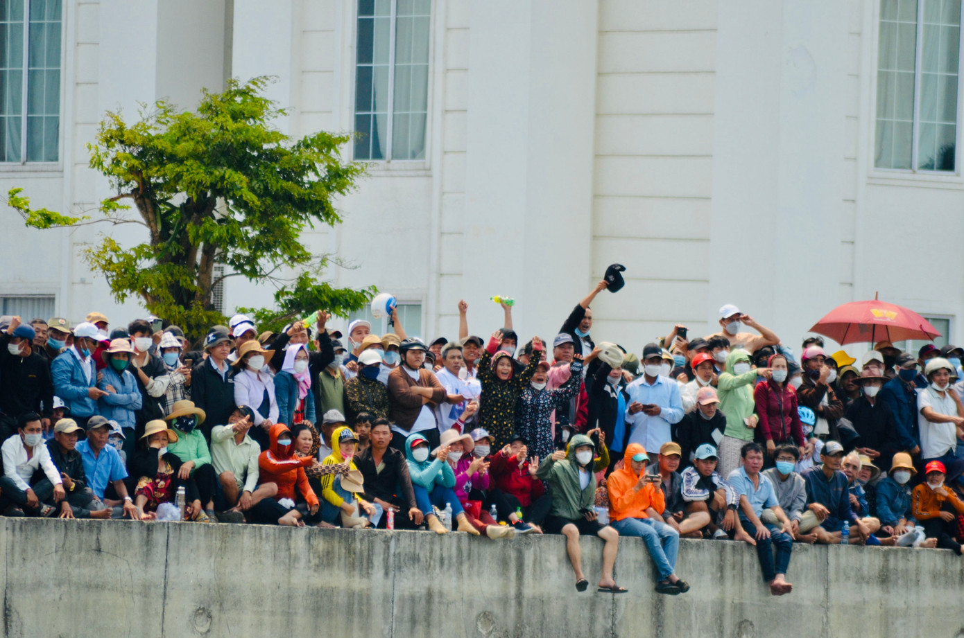 Xoong nồi, xô chậu, cờ tổ quốc là vật dụng các cổ động viên dùng để cổ vũ trong giải đua thuyền truyền thống sôi động của ngư dân Phường Nại Hiên Đông (quận Sơn Trà, TP Đà Nẵng) sáng nay. Ảnh: Thái Lâm.