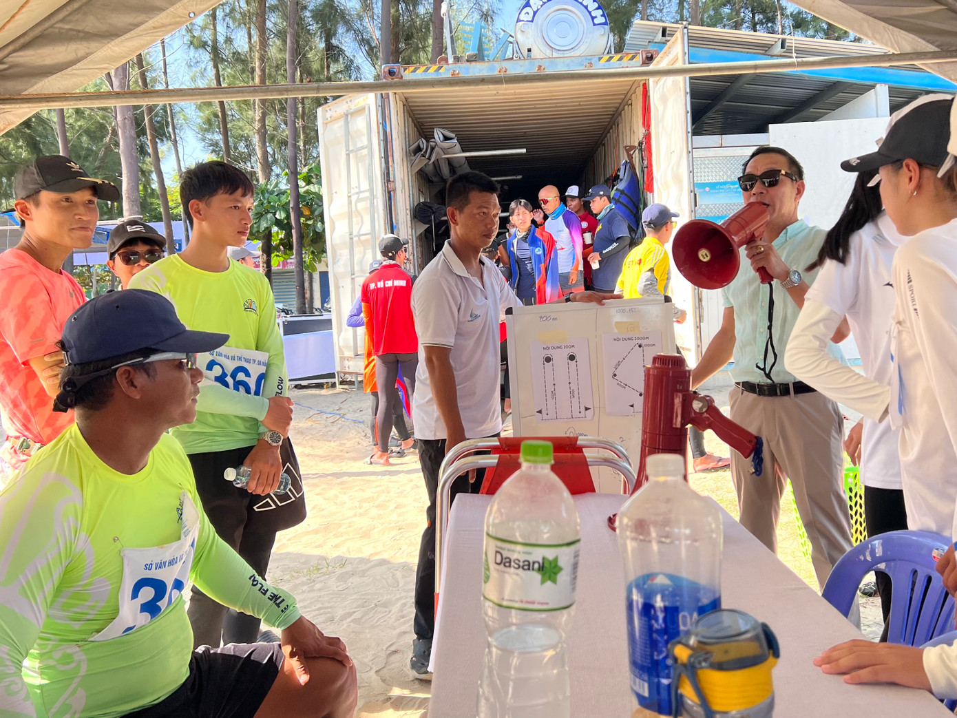 Giải năm nay thu hút 50 vận động viên nam, nữ của các tỉnh, thành như TPHCM, Hải Phòng, và Đà Nẵng tham dự. Trong ảnh: Trước khi giải bắt đầu, các vận động viên được hướng dẫn luật và cách chơi sup. Ảnh: Thái Lâm.