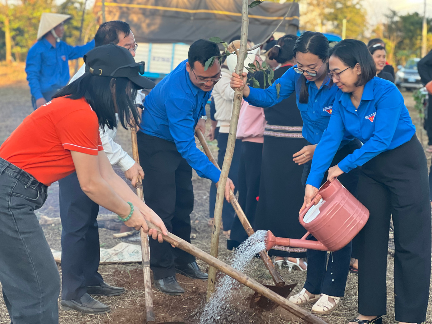 Các đại biểu tham gia trồng cây Các đại biểu tham gia trồng cây