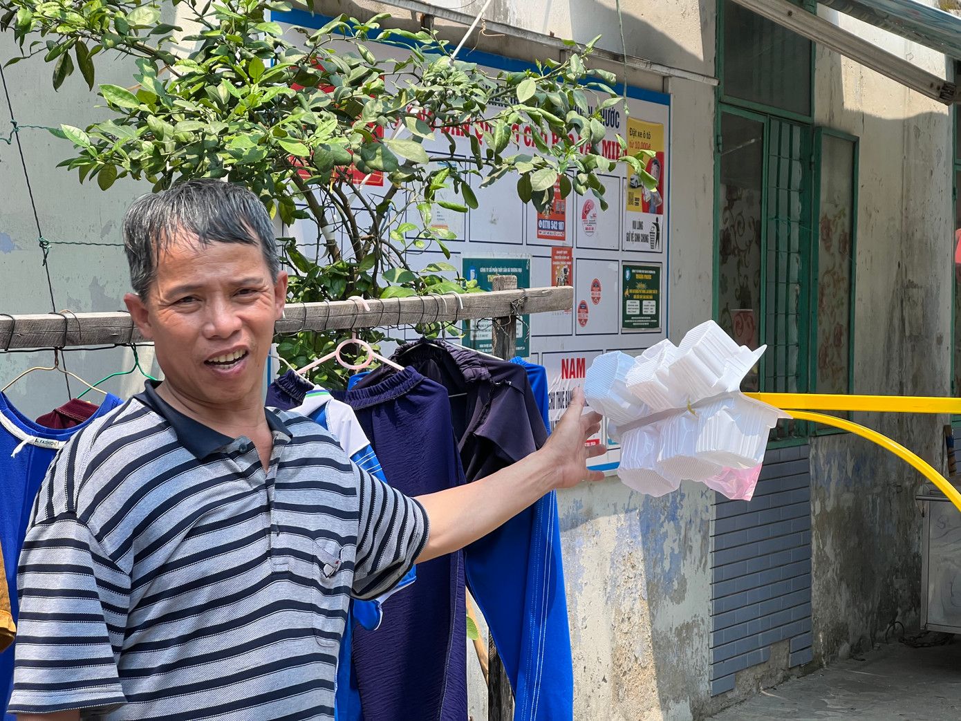 Lo lắng cột pano tuyên truyền gây nguy hiểm cho người qua lại, người dân phải bọc một đầu giá đỡ để cảnh báo người tham gia giao thông. Tuy nhiên theo người dân địa phương, đây chỉ là giải pháp tình thế. Tai nạn vẫn có thể xảy ra bất cứ lúc nào.