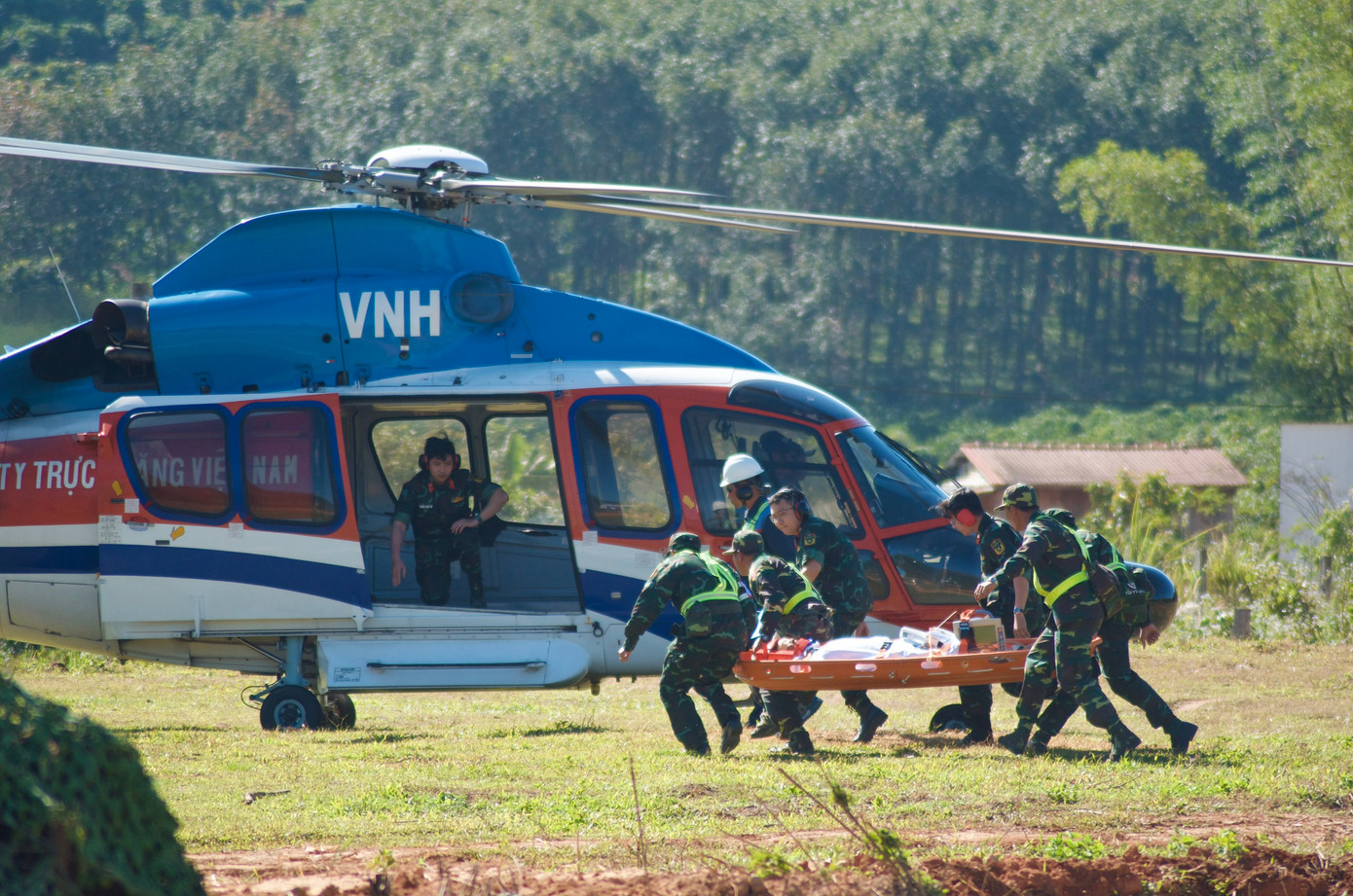 Vận chuyển nạn nhân nặng về tuyến sau bằng xe cứu thương và máy bay trực thăng.