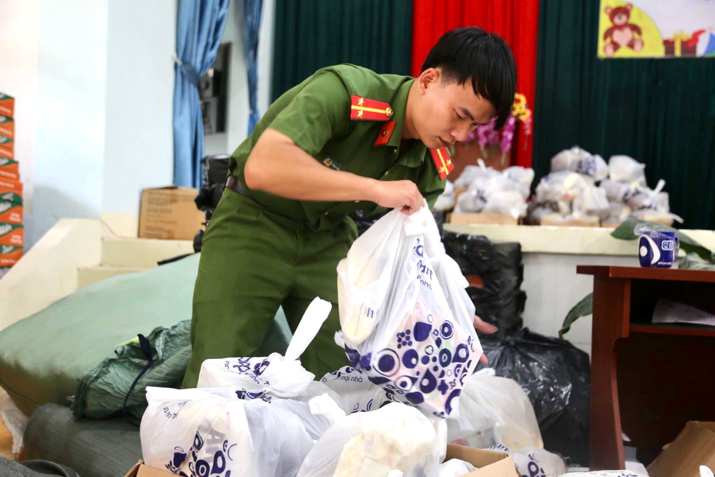 Những túi quà được các chiến sĩ kiểm tra chu đáo trước khi đến tay các em học sinh.