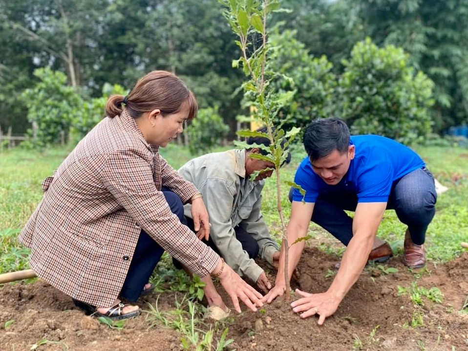 Huyện Đoàn Sa Thầy tặng cây sinh kế cho đồng bào dân tộc thiểu số.