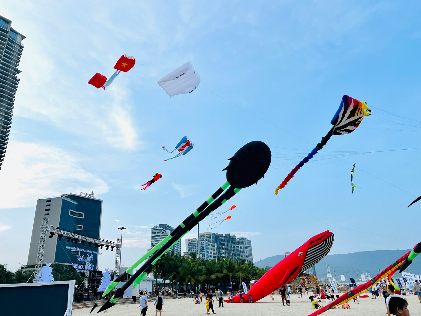 Sau lễ khai mạc sẽ mở ra một chuỗi các hoạt động phong phú, hấp dẫn gồm 21 hoạt động, kéo dài cho đến ngày 7/5, tiêu biểu như: Chuỗi hoạt động Khai trương tuyến du lịch thủy nội địa CT15 – Hòn Sụp – Bãi Nam – Bãi Đa; Giải vô địch cờ tướng “Kỳ vương Xứ Quảng” (ngày 29 đến 30/4 tại Đỉnh bàn Cờ, bán đảo Sơn Trà); Lễ hội thể thao biển Đà Nẵng - Da Nang Color Race 2023 (ngày 28 đến 29/4 tại Bãi biển Mân Thái); Thả diều nghệ thuật (ngày 28 đến 29/4 tại khu vực công viên Biển Đông đường Võ Nguyên Giáp) ;…