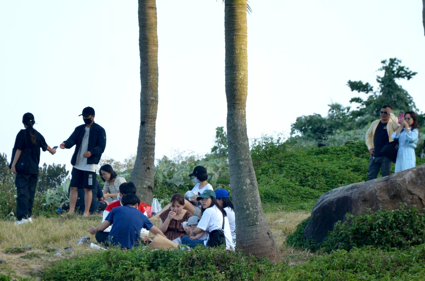 Hàng trăm du khách đã đổ về cung đường đẹp nhất bán đảo Sơn Trà gần khu nghỉ dưỡng intercontinental để tránh nóng hôm 3/5. Ảnh: Thái Lâm.