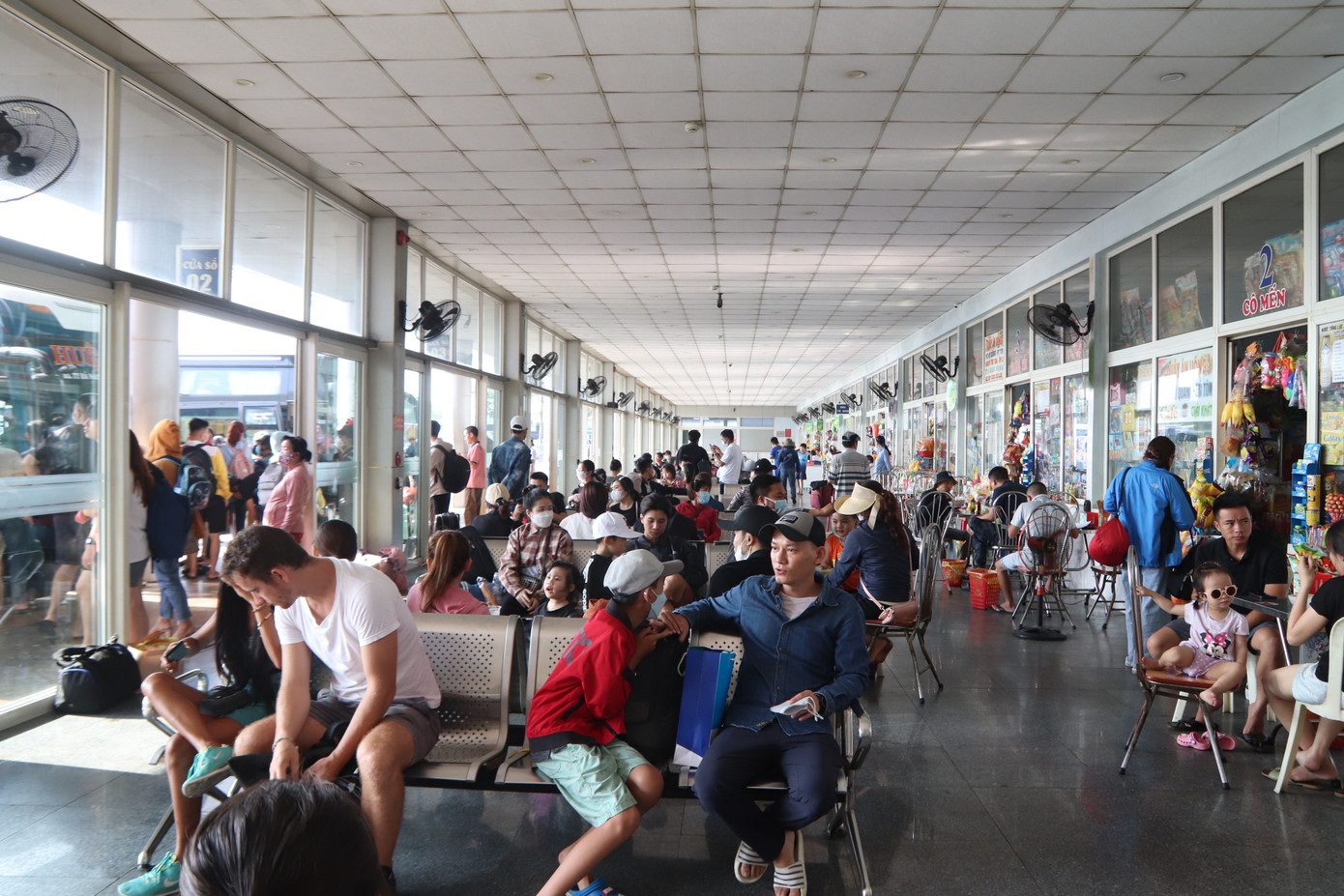 Cùng ngày, tại Bến xe trung tâm Đà Nẵng lượng hành khách đổ về rất đông.