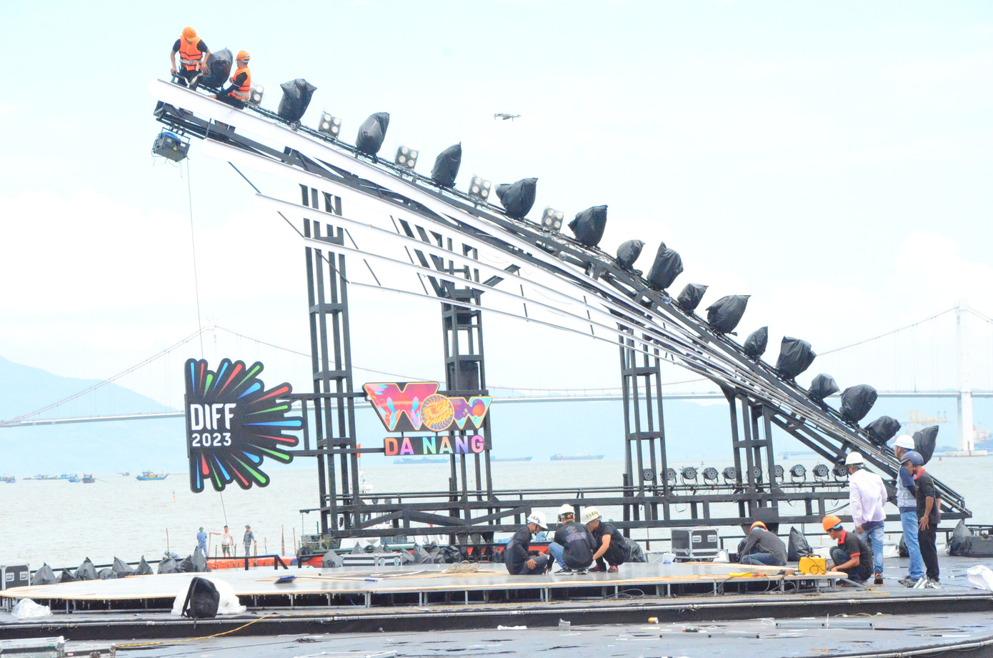 Theo ghi nhận của PV sáng 31/5, toàn bộ các hạng mục cho khán đài, sân khấu, đèn chiếu sáng cơ bản đã hoàn tất. Theo anh Trần Xuân Hưng, đội trưởng phụ trách đội thi công sân khấu pháo hoa, thời gian chuẩn bị đến thi công hoàn thiện chỉ hơn 2 tháng, nghĩa là chỉ bằng 1/3 thời gian chuẩn bị so với các kỳ DIFF mùa trước.