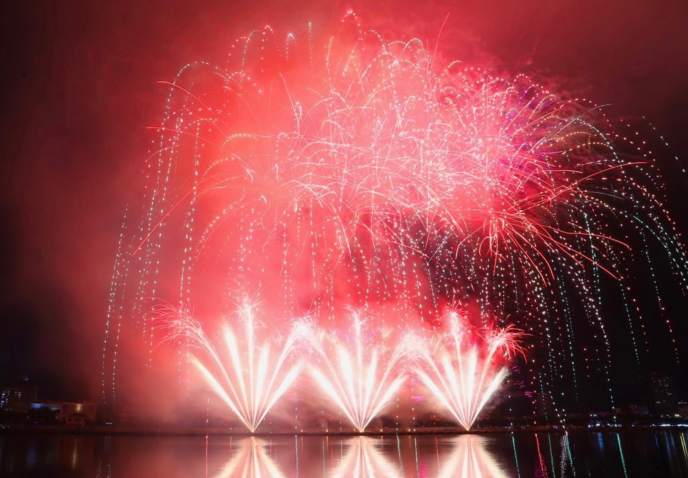 "Đêm nay, đội đã mang lại màn trình diễn giàu cảm xúc cho khán giả bằng việc thử sử dụng rất nhiều thể loại âm nhạc khác nhau. Chúng tôi đã làm hết khả năng của mình để giành vé chung kết”, ông Mark Bryan Kelsal nhấn mạnh.