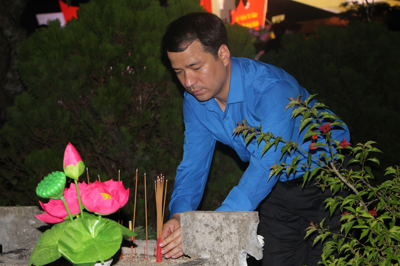 Anh Ngô Văn Cương, Bí thư T.Ư Đoàn dâng hương các anh hùng liệt sĩ.