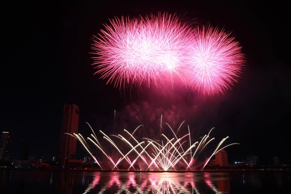 Xuyên suốt 20 phút bắn, đội Ba Lan đã dùng pháo hoa thắp sáng bầu trời kể câu chuyện về loài vật linh thiêng này.