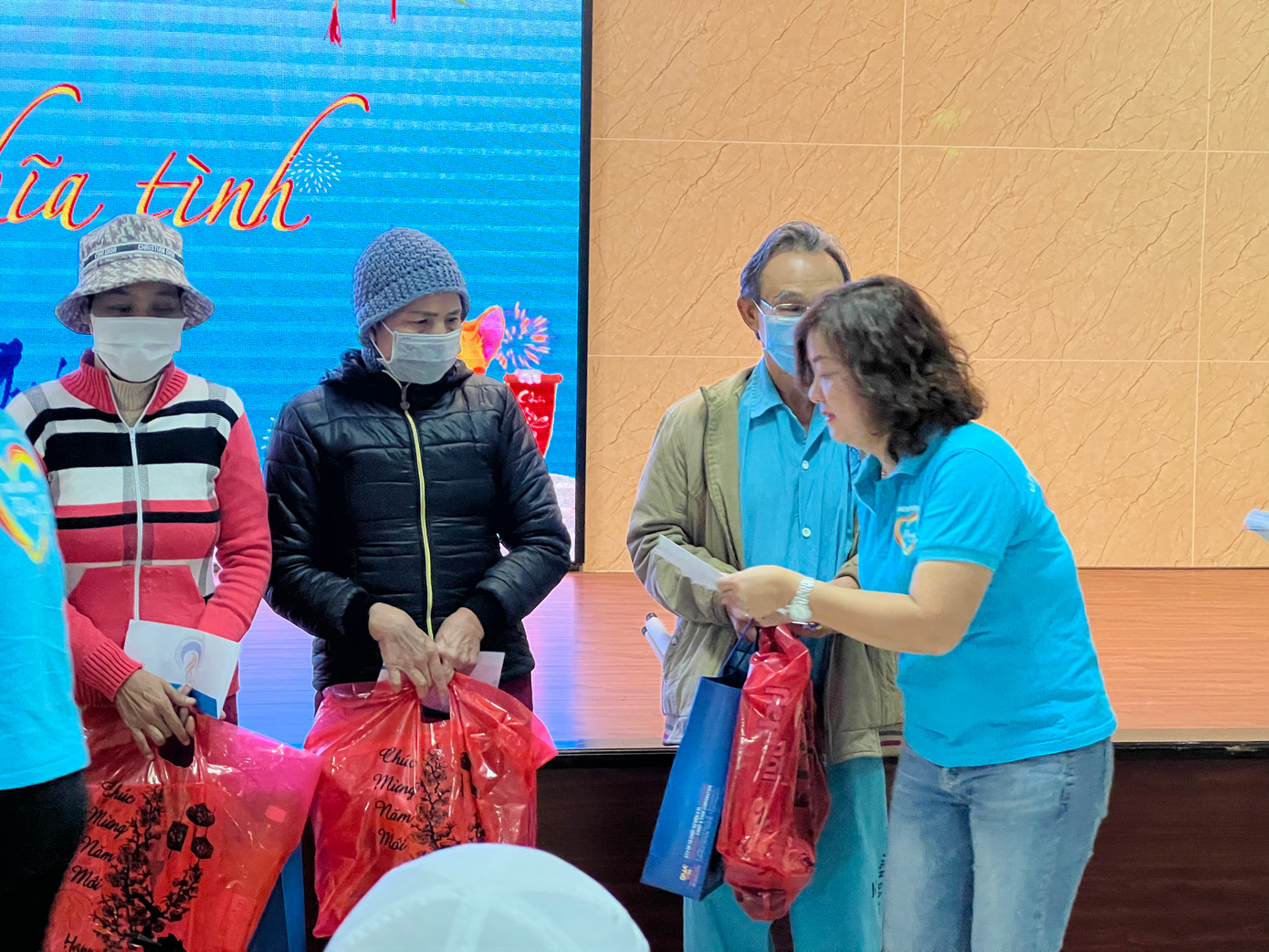 Sáng 17/1, Bệnh viện Đà Nẵng phối hợp với các nhà hảo tâm tổ chức chương trình tặng quà “Chuyến xe nghĩa tình xuân Quý Mão” miễn phí cho người bệnh đã điều trị tại bệnh viện xuất viện về quê ăn Tết. Sáng 17/1, Bệnh viện Đà Nẵng phối hợp với các nhà hảo tâm tổ chức chương trình tặng quà “Chuyến xe nghĩa tình xuân Quý Mão” miễn phí cho người bệnh đã điều trị tại bệnh viện xuất viện về quê ăn Tết.