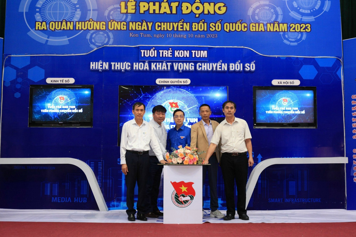 Các đại biểu thực hiện nghi thức phát động phát động lễ hưởng ứng. Các đại biểu thực hiện nghi thức phát động phát động lễ hưởng ứng.