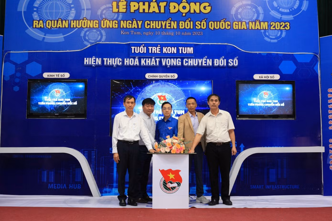 Các đại biểu thực hiện nghi thức phát động phát động lễ hưởng ứng. Các đại biểu thực hiện nghi thức phát động phát động lễ hưởng ứng.