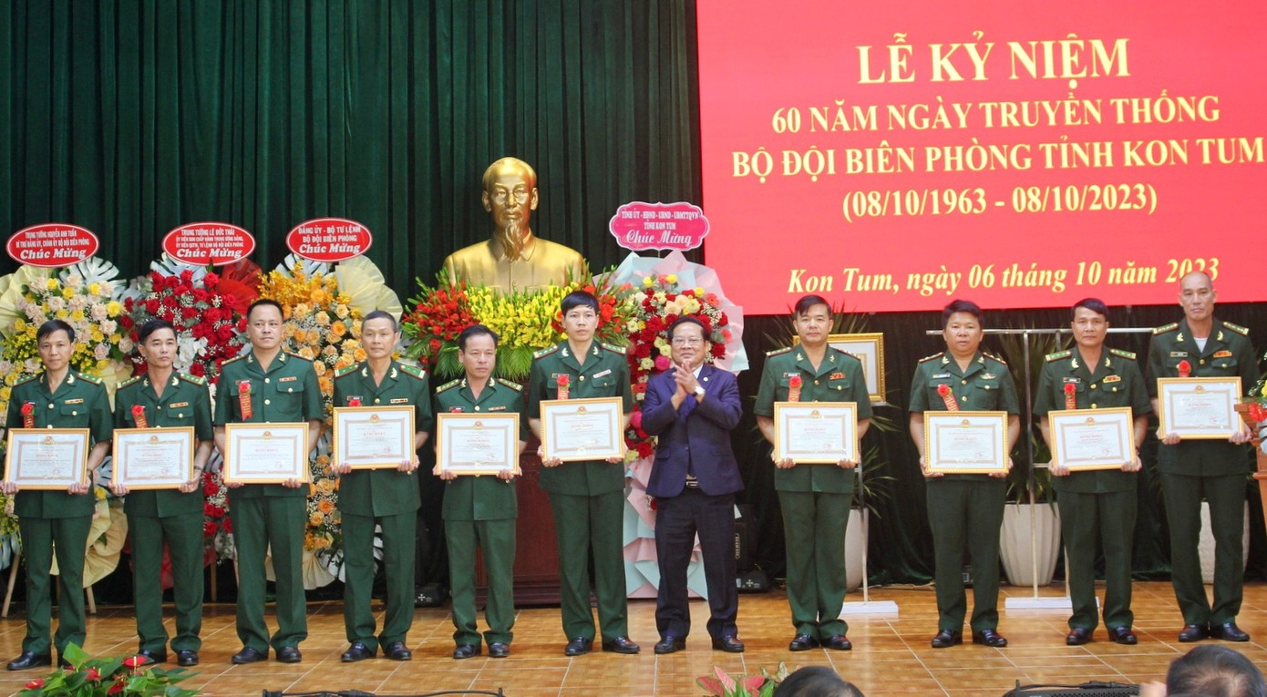 Chủ tịch UBND tỉnh Kon Tum Lê Ngọc Tuấn trao tặng bằng khen cho các cá nhân.