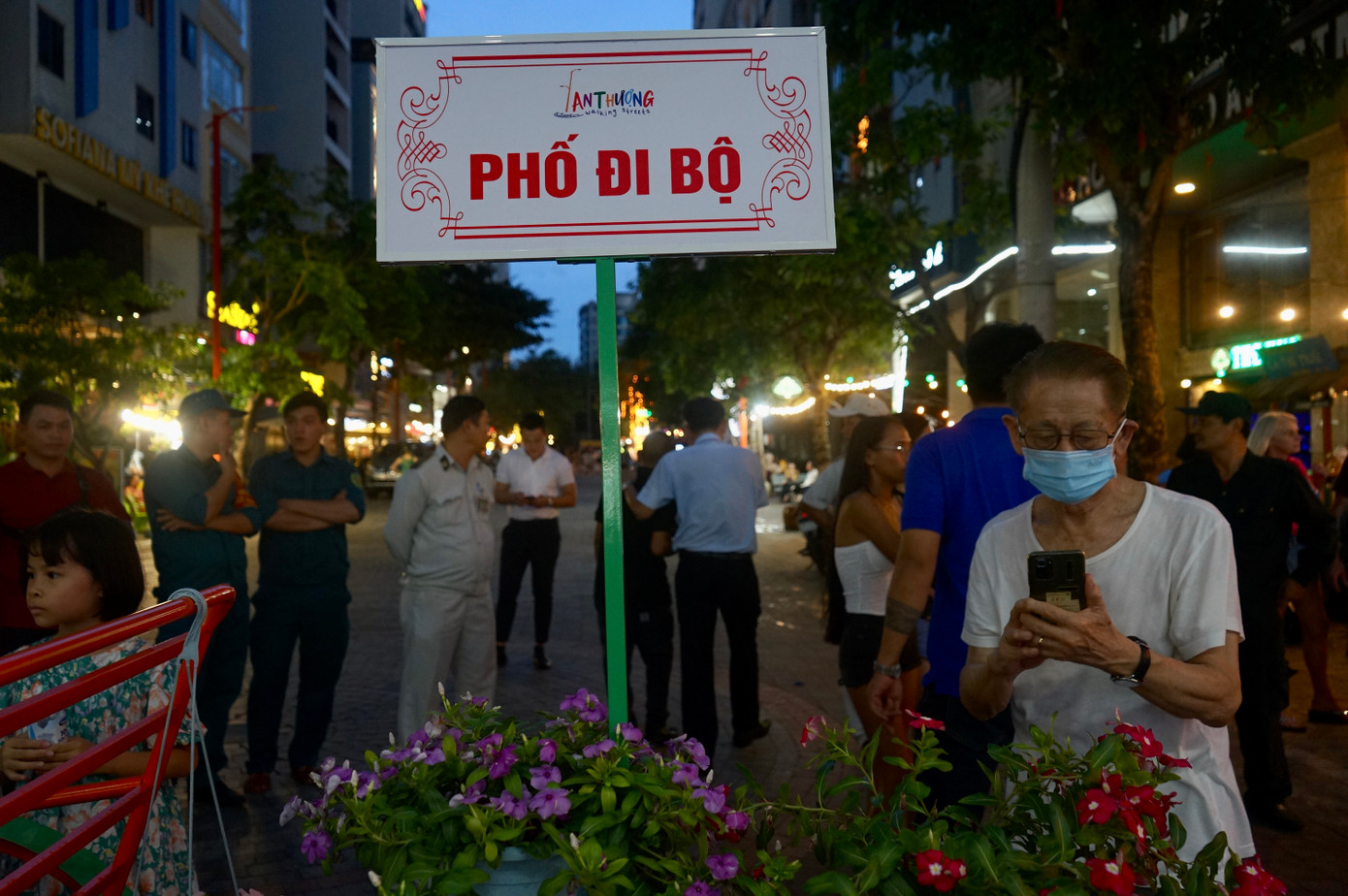 Tại phố đi bộ, các tuyến đường được đầu tư lát đá bazan sạch đẹp, khang trang.