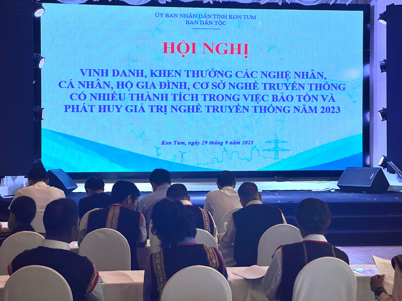 Toàn cảnh Hội nghị vinh danh các nghệ nhân tiêu biểu giữ nghề truyền thống. Ảnh: Thái Lâm