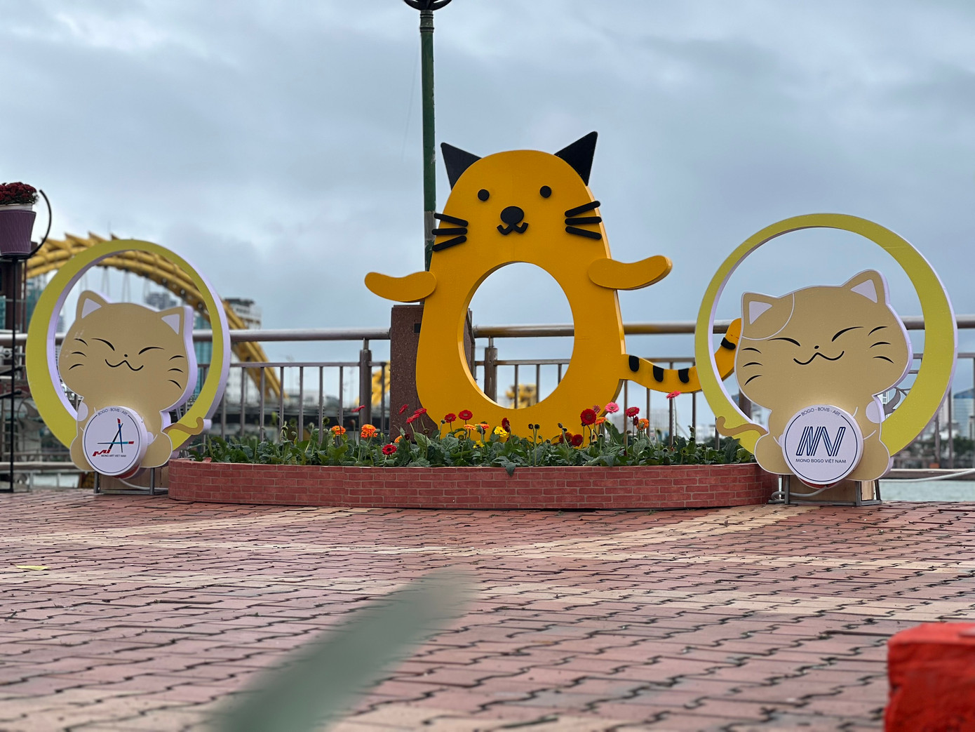 Ngoài ra tại đây còn có linh vật mèo bằng hộp mica kết hợp đèn led tạo hiệu ứng ánh sáng về đêm bên bờ sông Hàn.