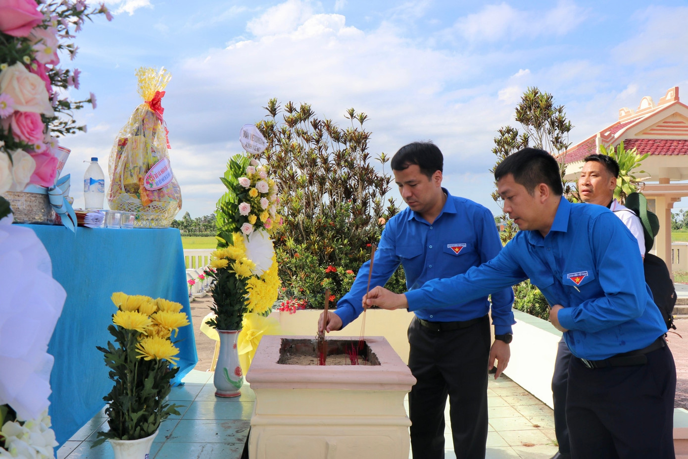 Anh Ngô Văn Cương - Bí thư T.Ư Đoàn, Chủ nhiệm Ủy ban Kiểm tra T.Ư Đoàn dâng hương tại đài tưởng niệm nghĩa trang liệt sĩ ở tỉnh Quảng Ngãi. Anh Ngô Văn Cương - Bí thư T.Ư Đoàn, Chủ nhiệm Ủy ban Kiểm tra T.Ư Đoàn dâng hương tại đài tưởng niệm nghĩa trang liệt sĩ ở tỉnh Quảng Ngãi.