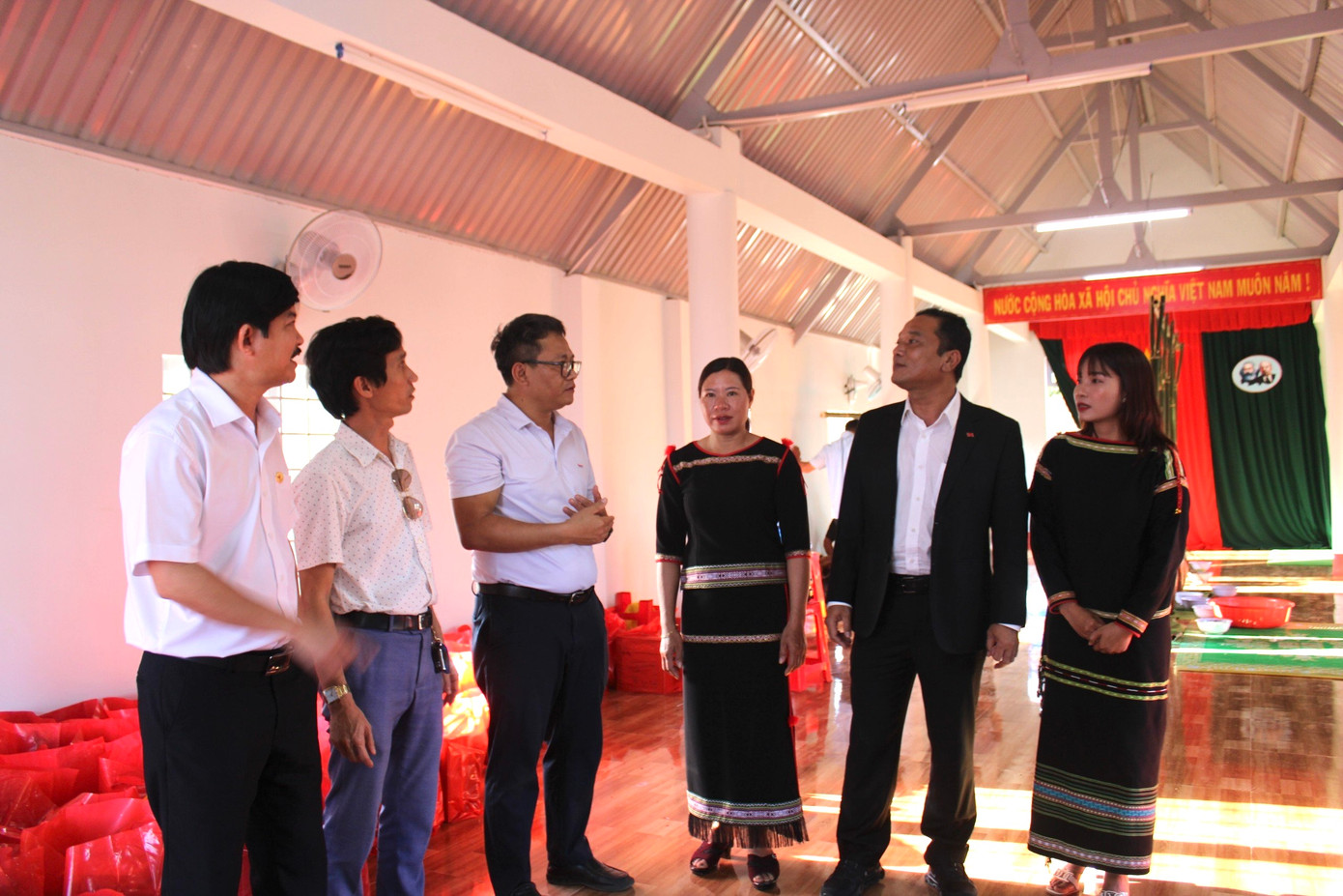 Đại biểu tham quan nhà cộng đồng Đại biểu tham quan nhà cộng đồng