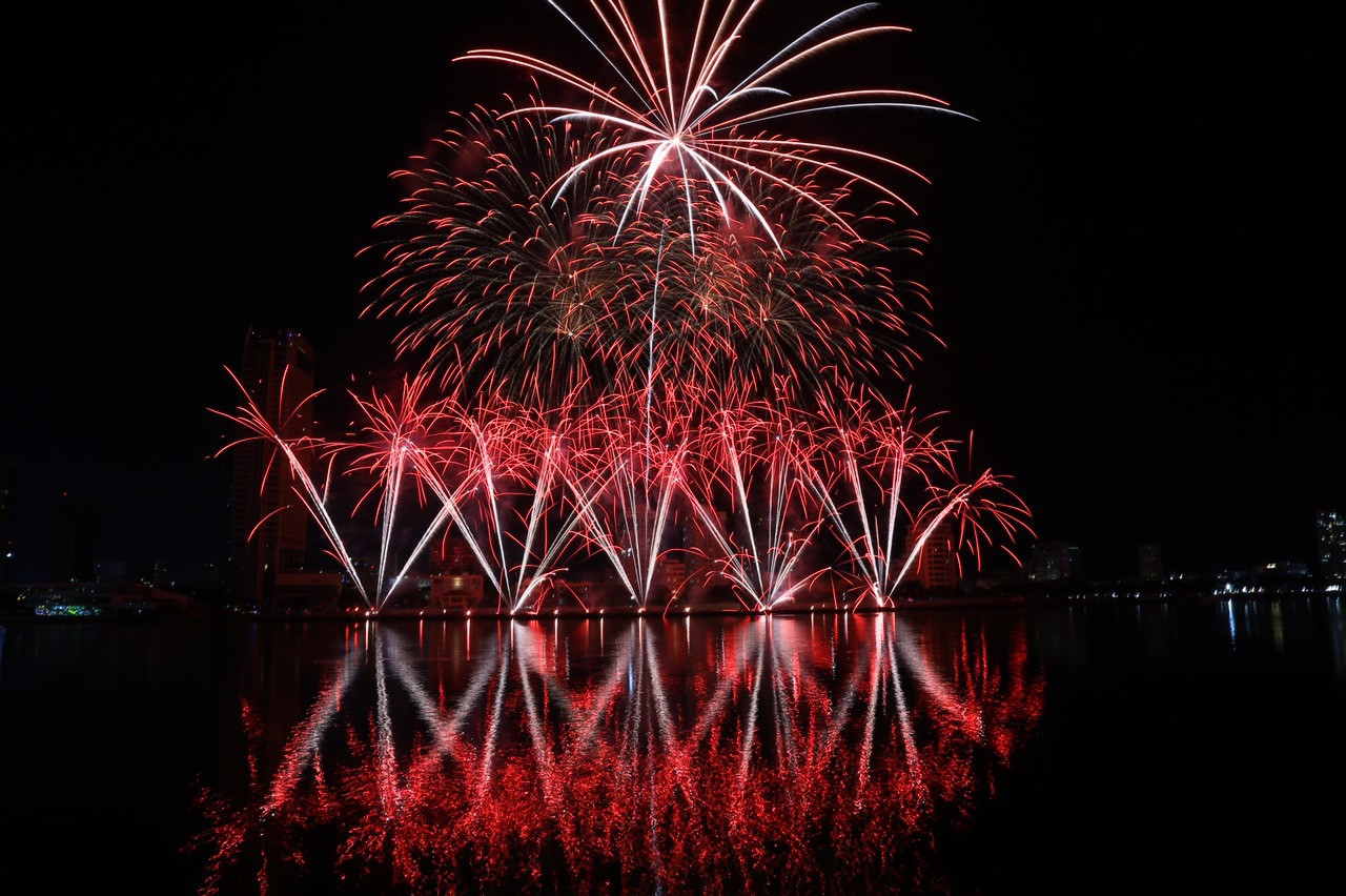 Màn pháo hoa đưa du khách trải qua rất nhiều cung bậc cảm xúc tình yêu.