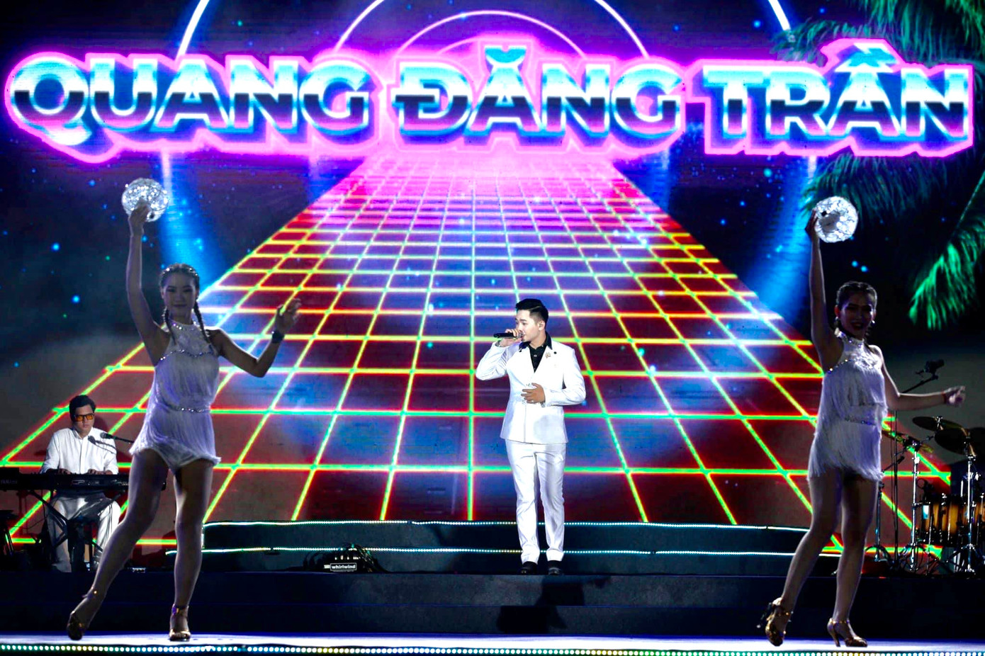 Ca sỹ Quang Đăng Trần biểu diễn tại đêm nhạc hội Đà Nẵng.
