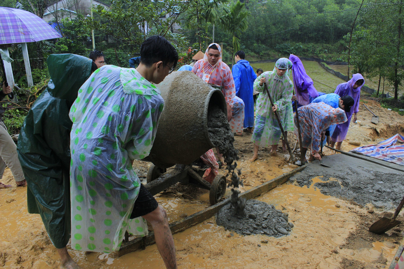Sau gần hai tháng phát động gây quỹ, CLB Công nghệ Thực phẩm-Trường ĐH Bách khoa (ĐH Đà Nẵng) với hơn 80 tình nguyện viên, thực hiện chiến dịch “Xuân đong đầy" tại xã Tam Trà, huyện Núi Thành (Quảng Nam) nhằm giúp các hộ gia đình, các em nhỏ có hoàn cảnh khó khăn có một cái Tết ấm áp hơn. Sau gần hai tháng phát động gây quỹ, CLB Công nghệ Thực phẩm-Trường ĐH Bách khoa (ĐH Đà Nẵng) với hơn 80 tình nguyện viên, thực hiện chiến dịch “Xuân đong đầy" tại xã Tam Trà, huyện Núi Thành (Quảng Nam) nhằm giúp các hộ gia đình, các em nhỏ có hoàn cảnh khó khăn có một cái Tết ấm áp hơn.