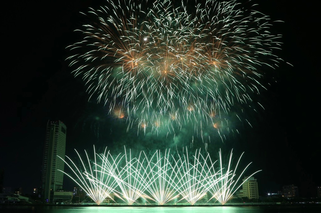 Ông Jaroslaw Suzdalewicz - Đại diện đội Ba Lan, cho biết: "Chúng tôi trình diễn chủ đề 'Rồng pháo hoa' vì đó là văn hóa đặc trưng của các nước châu Á. Đặc biệt, đội muốn thể hiện sự uy quyền trong màn diễn để giành vé vào chung kết".