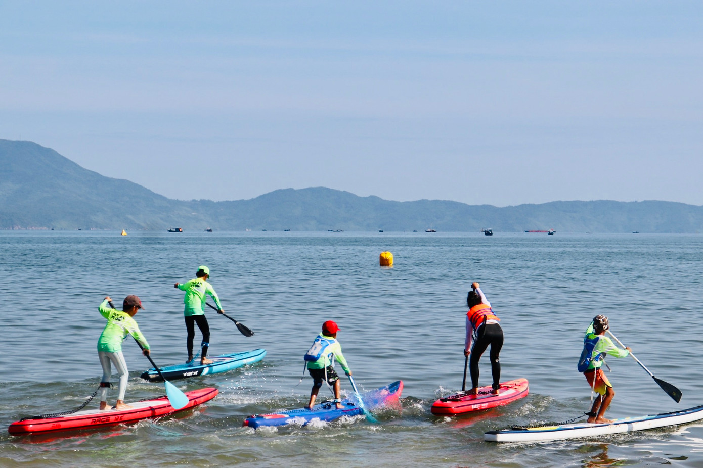 Các vận động viên tranh tài tại giải Sailing (đua thuyền buồm) thi đấu các nội dung: Loại thuyền Optimist (thi đấu nam, nữ), thuyền Laser, thuyền 470; Giải Sup (Ván chèo đứng) thi đấu các nội dung nam, nữ ở cự ly 200 m, 1.000 m, 1.500 m, 2.000 m và 6.000 m.