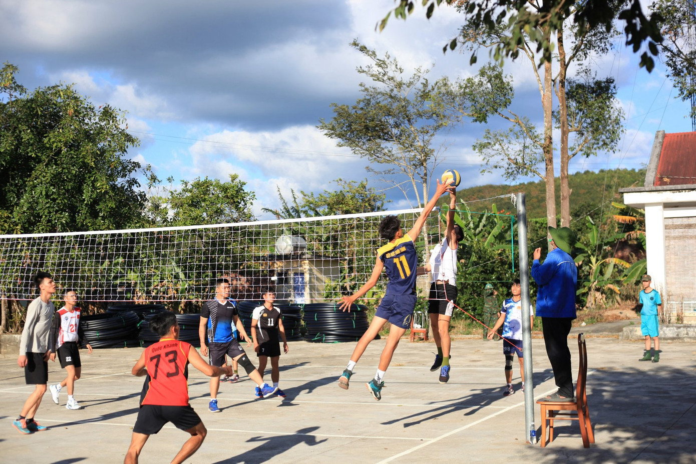 Tuổi trẻ 5 lực lượng giao lưu bóng chuyền cùng Đoàn viên thanh niên xã Đăk Xú Tuổi trẻ 5 lực lượng giao lưu bóng chuyền cùng Đoàn viên thanh niên xã Đăk Xú