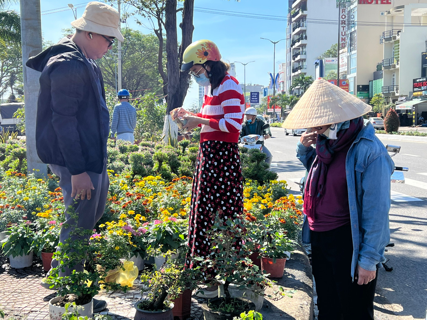 Từ ngày 11/1 (20 tháng Chạp), nhiều chủ sạp đã bắt đầu dựng lều, bày bán hoa Tết. Tuy nhiên, thị trường hoa Tết năm nay kém sôi động hơn so với các năm. Theo anh Nguyễn Văn Minh Khoa (thương lái từ Quảng Nam), sau dịch COVID-19, kinh tế bị ảnh hưởng nặng nề khiến thị trường hoa kém sôi động. "Bày bán từ ngày 21 tháng chạp, thế nhưng đến nay, tôi chỉ bán được mấy chậu hoa cúc. Chủ yếu khách chỉ đến xem là chính", anh Khoa nói.