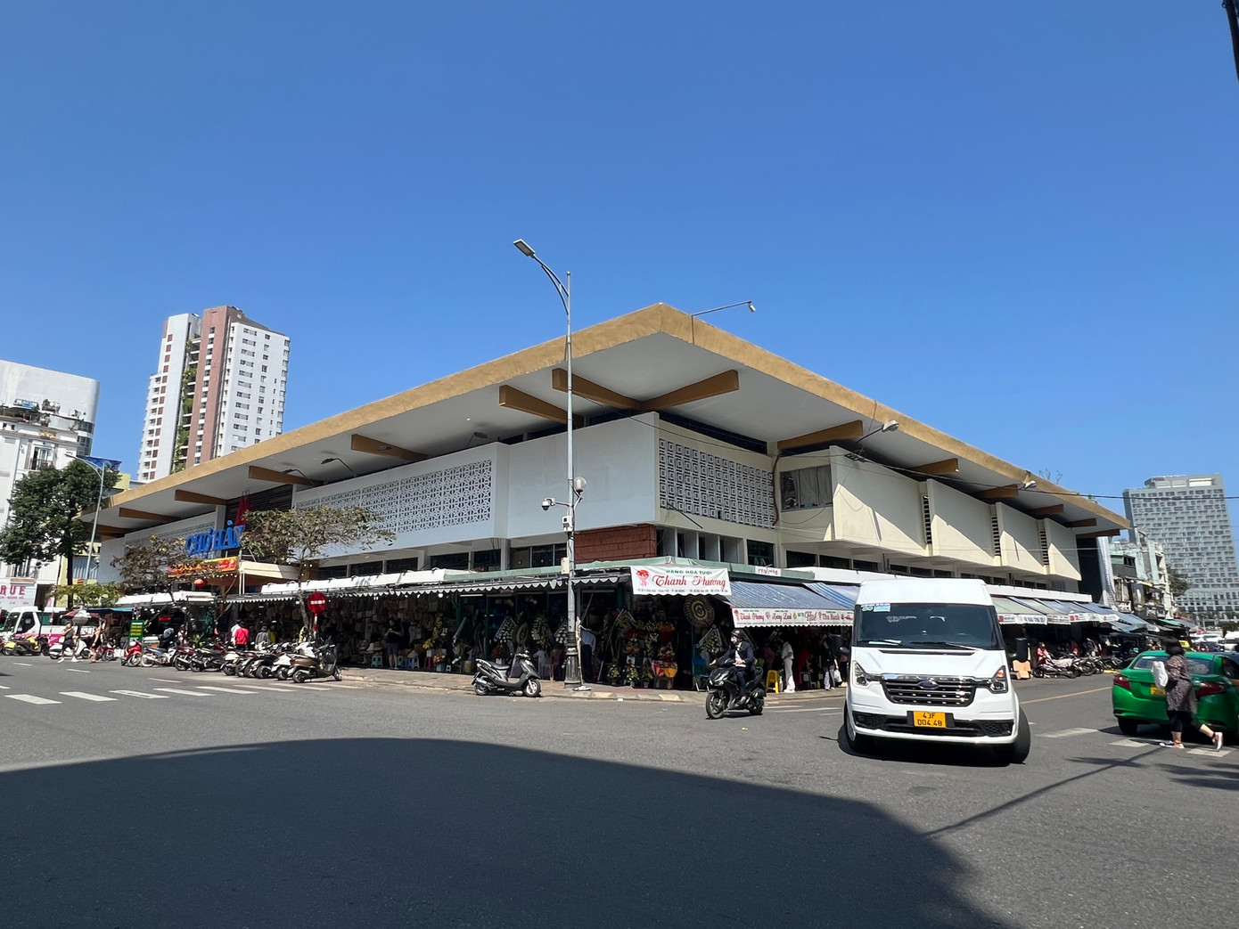 Theo đó, công trình Cải tạo, nâng cấp chợ Hàn sẽ được thực hiện với 6 hạng mục: tháo dỡ, cải tạo nhà lồng chính, xây mới nhà Ban quản lý, hệ thống điện, xây mới nhà hàng cá, nhà lồng phụ, cổng chào, hệ thống cấp thoát nước. Ảnh: Thái Lâm. Theo đó, công trình Cải tạo, nâng cấp chợ Hàn sẽ được thực hiện với 6 hạng mục: tháo dỡ, cải tạo nhà lồng chính, xây mới nhà Ban quản lý, hệ thống điện, xây mới nhà hàng cá, nhà lồng phụ, cổng chào, hệ thống cấp thoát nước. Ảnh: Thái Lâm.