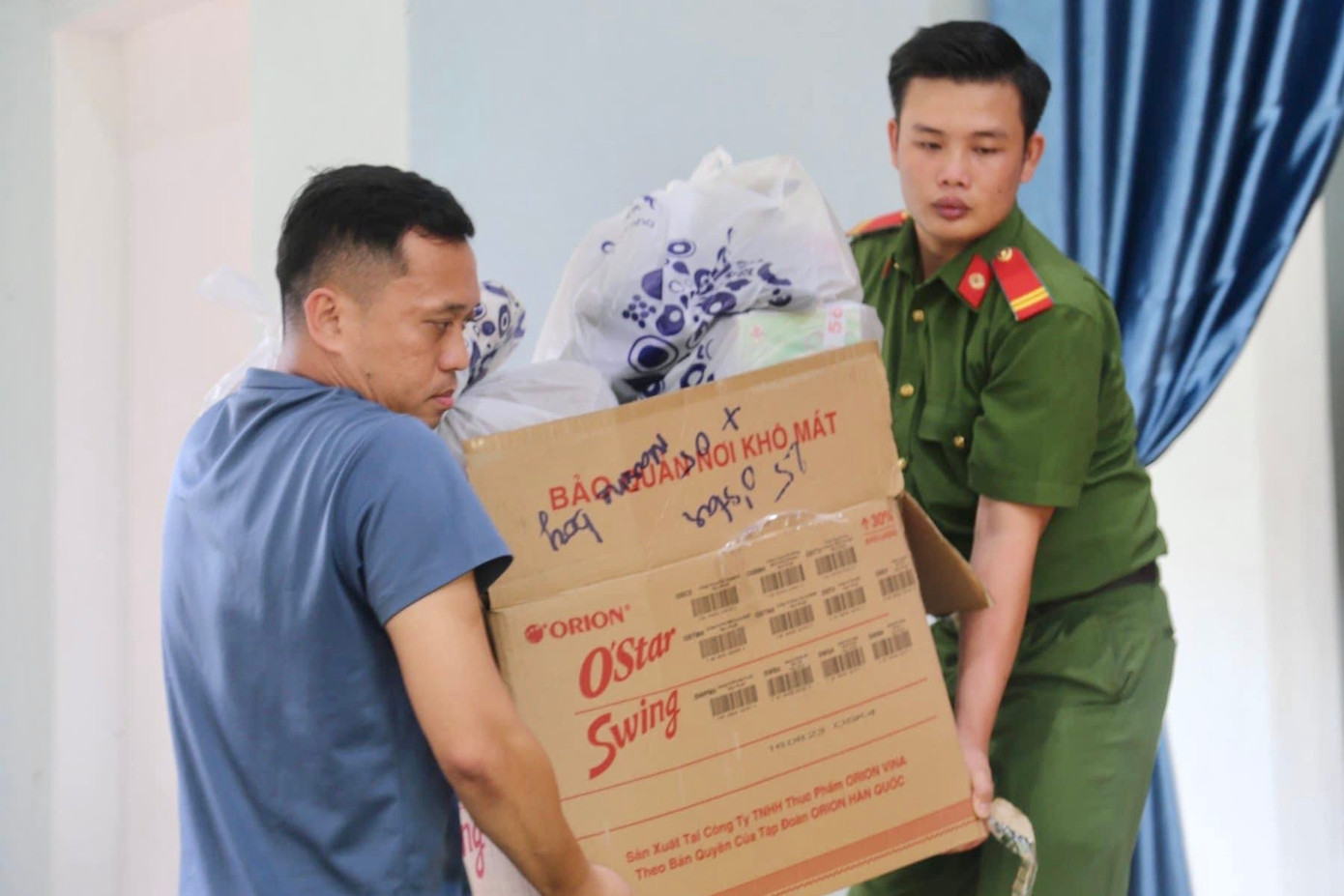 Dịp này, gần 900 phần quà gồm đồ dùng học tập, quần áo, dụng cụ TDTT, áo mưa,... được dành tặng cho học sinh (mầm non, tiểu học, THCS) và giáo viên nhà trường trong ngày 1/9.