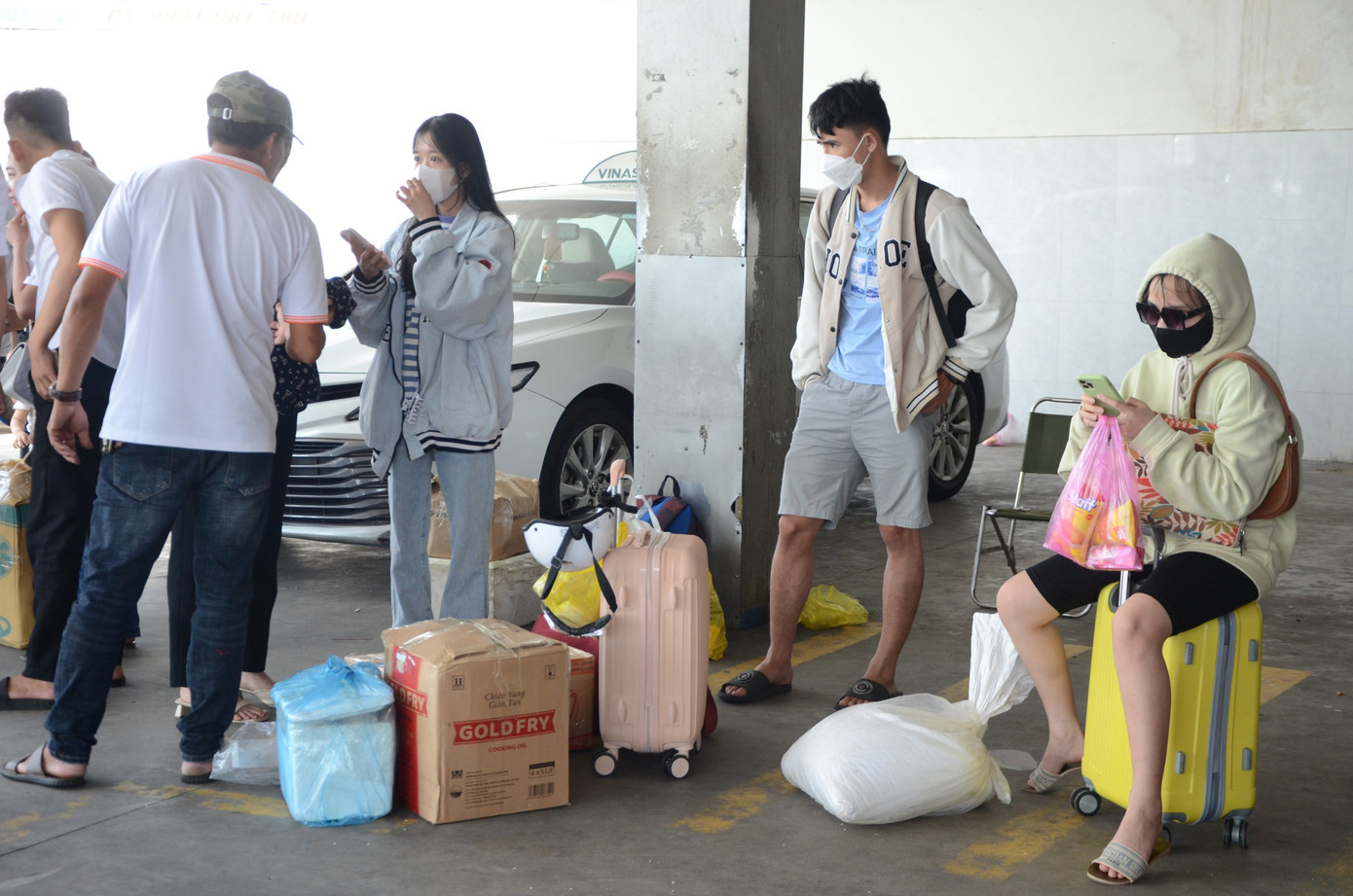 Hành khách chủ yếu là sinh viên, công nhân...quay trở lại thành phố học và làm việc.