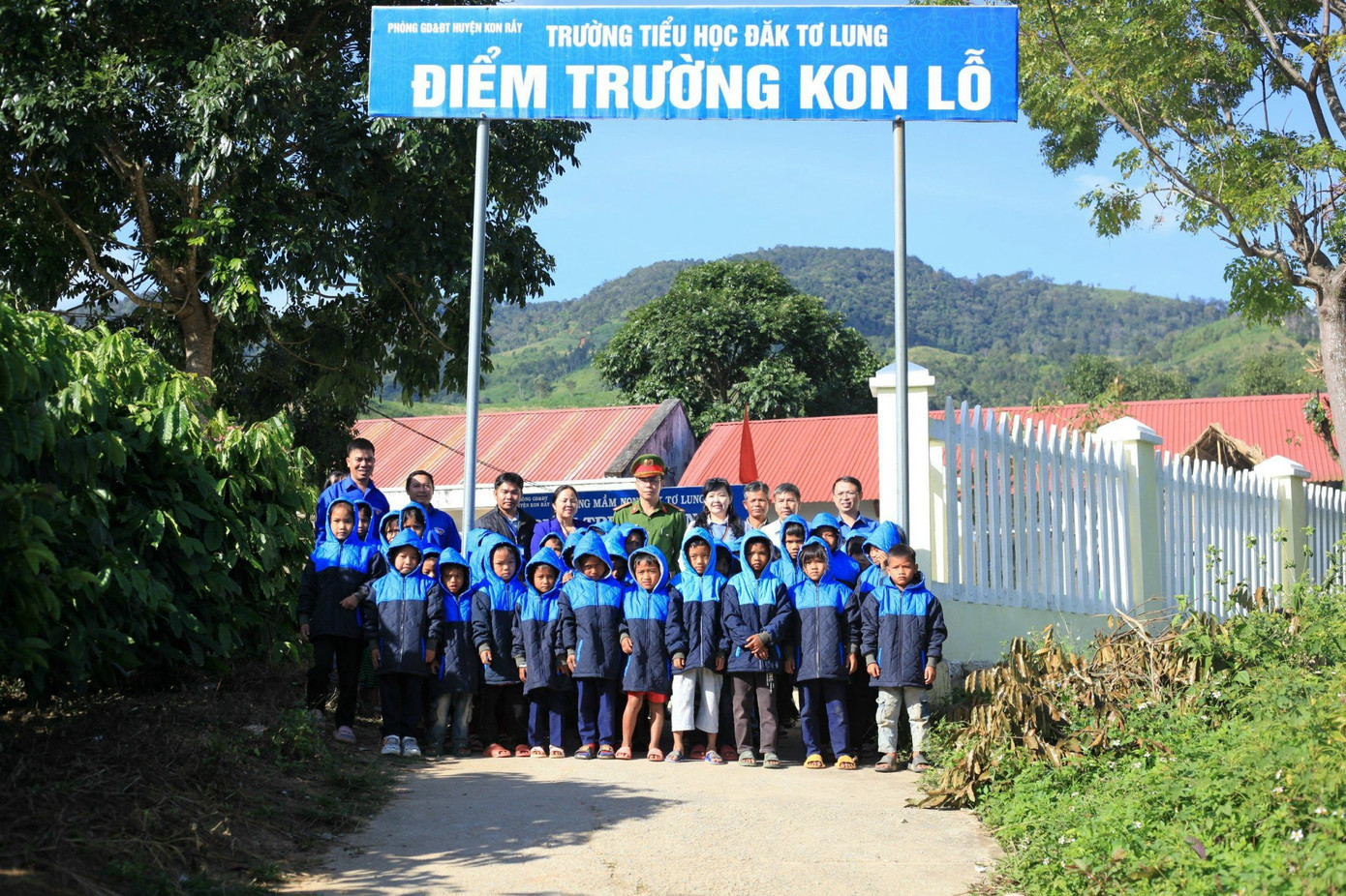 Trước đó, Trung tâm hỗ trợ thanh niên Kon Tum đã trao tặng 100 áo ấm cho học sinh tại điểm trường Kon Lỗ (huyện Kon Rẫy) có hoàn cảnh khó khăn từ nguồn vận động xã hội hóa.