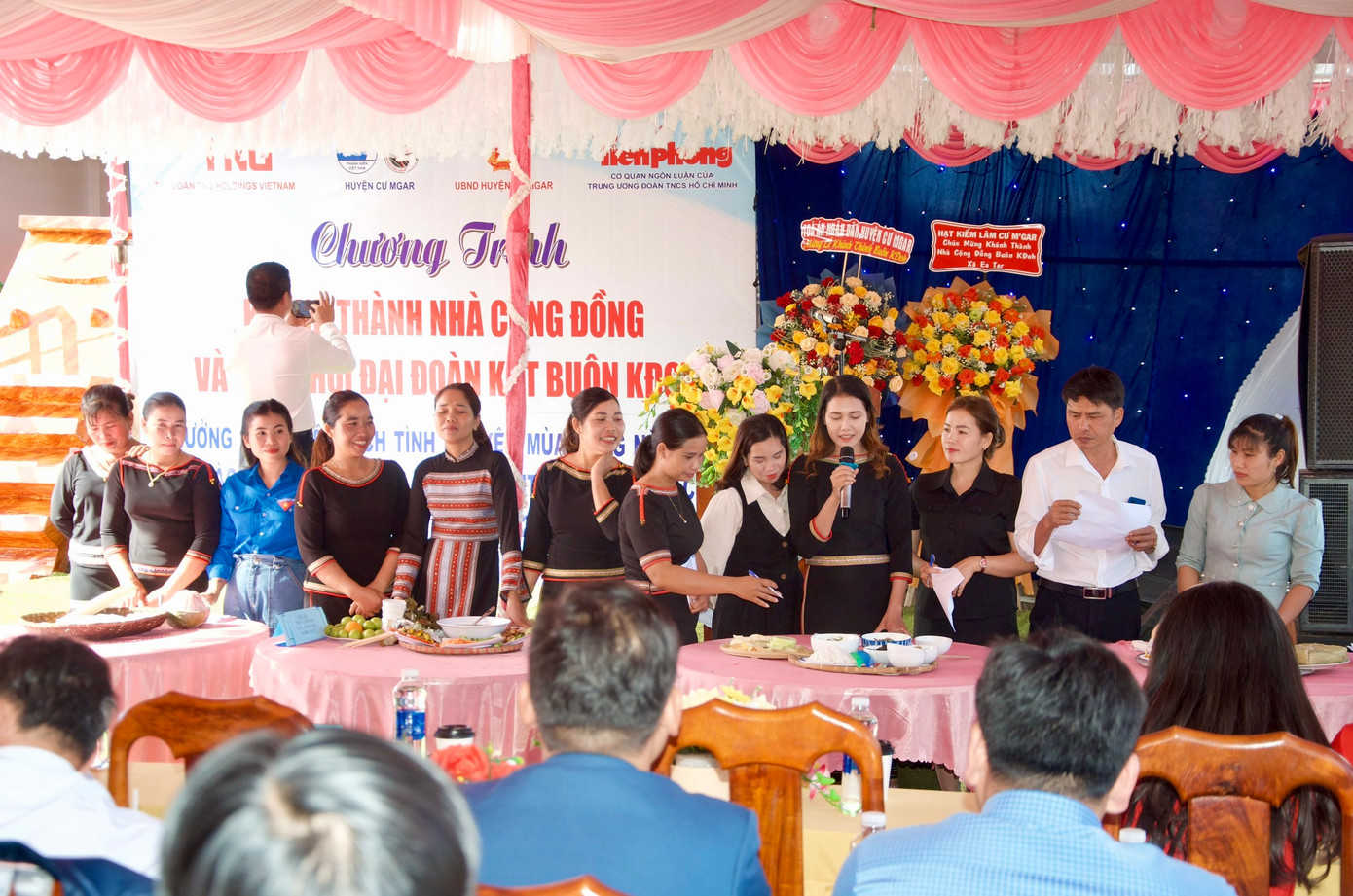 Các đội tham gia thuyết trình phần thi ẩm thực Các đội tham gia thuyết trình phần thi ẩm thực