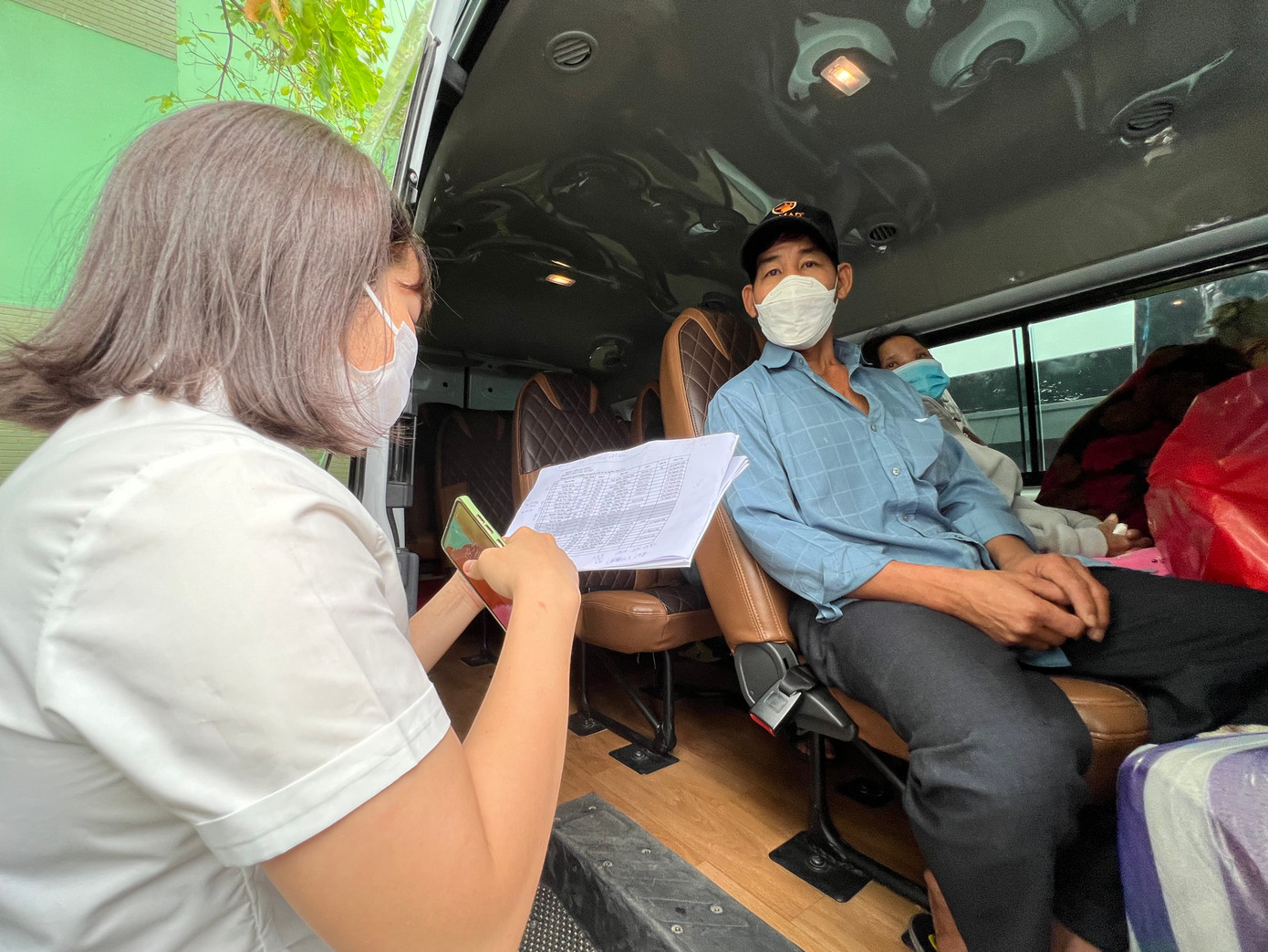 Trước khi chuyến xe nghĩa tình lăn bánh, các bác sĩ ân cần gọi tên, điểm danh số lượng, kiểm tra xem bệnh nhân đã mang theo đầy đủ hành lý chưa. Trước khi chuyến xe nghĩa tình lăn bánh, các bác sĩ ân cần gọi tên, điểm danh số lượng, kiểm tra xem bệnh nhân đã mang theo đầy đủ hành lý chưa.