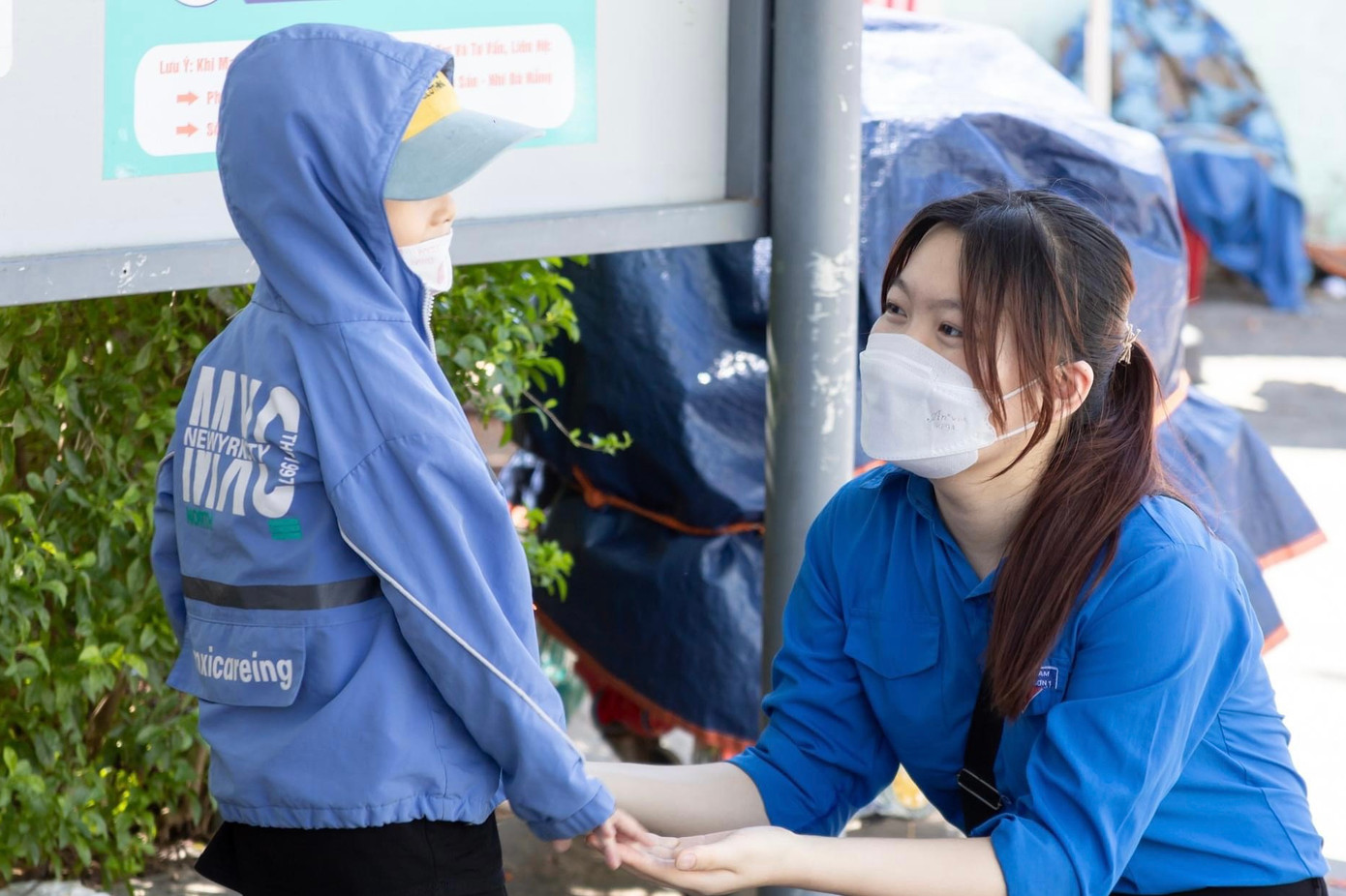 Trong đó hoạt động nấu và phát 250 suất mỳ Quảng cho các bệnh nhân tại Bệnh viện Phụ Sản - Nhi TP Đà Nẵng thu hút hàng trăm đoàn viên thanh niên tham gia.