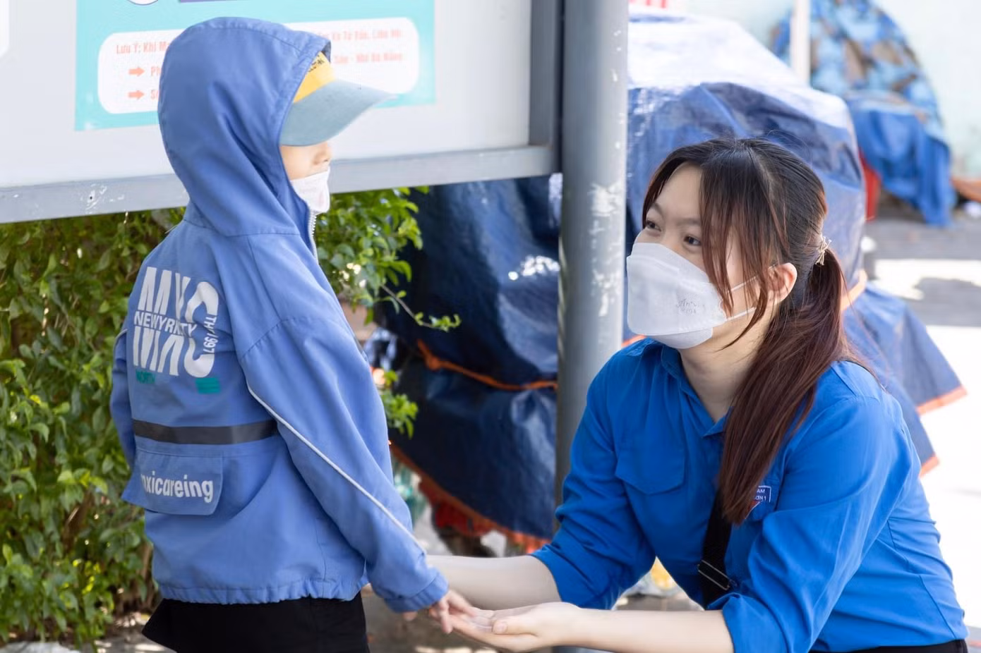 Trong đó hoạt động nấu và phát 250 suất mỳ Quảng cho các bệnh nhân tại Bệnh viện Phụ Sản - Nhi TP Đà Nẵng thu hút hàng trăm đoàn viên thanh niên tham gia.