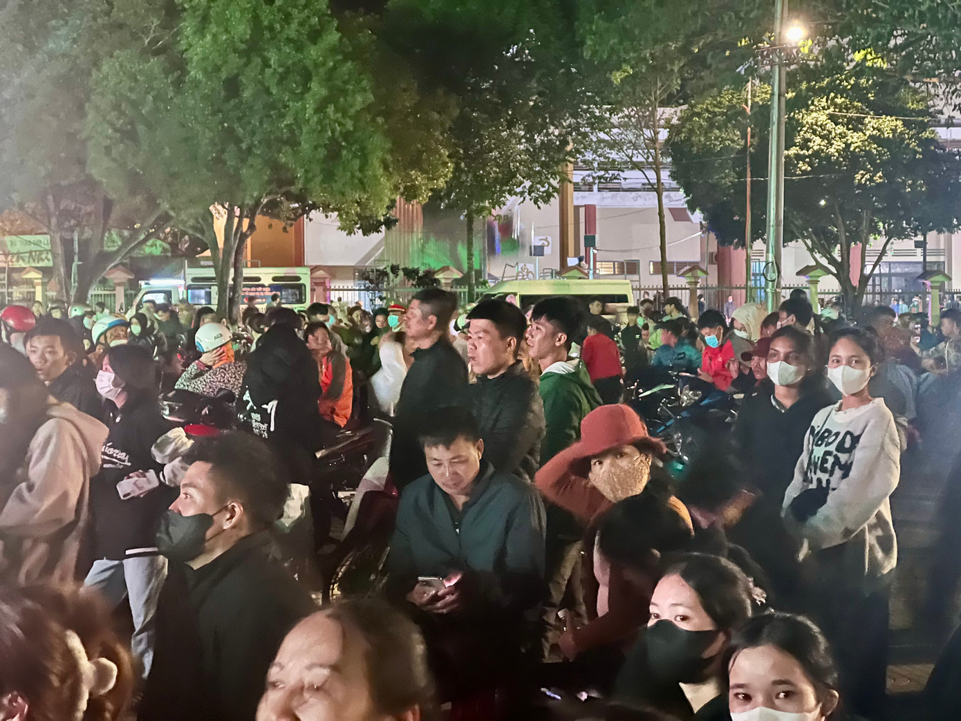 Khoảng 20h, tại Quảng trường 10-3, hàng ngàn người dân, du khách đổ xô tới đón xem chương trình nghệ thuật.