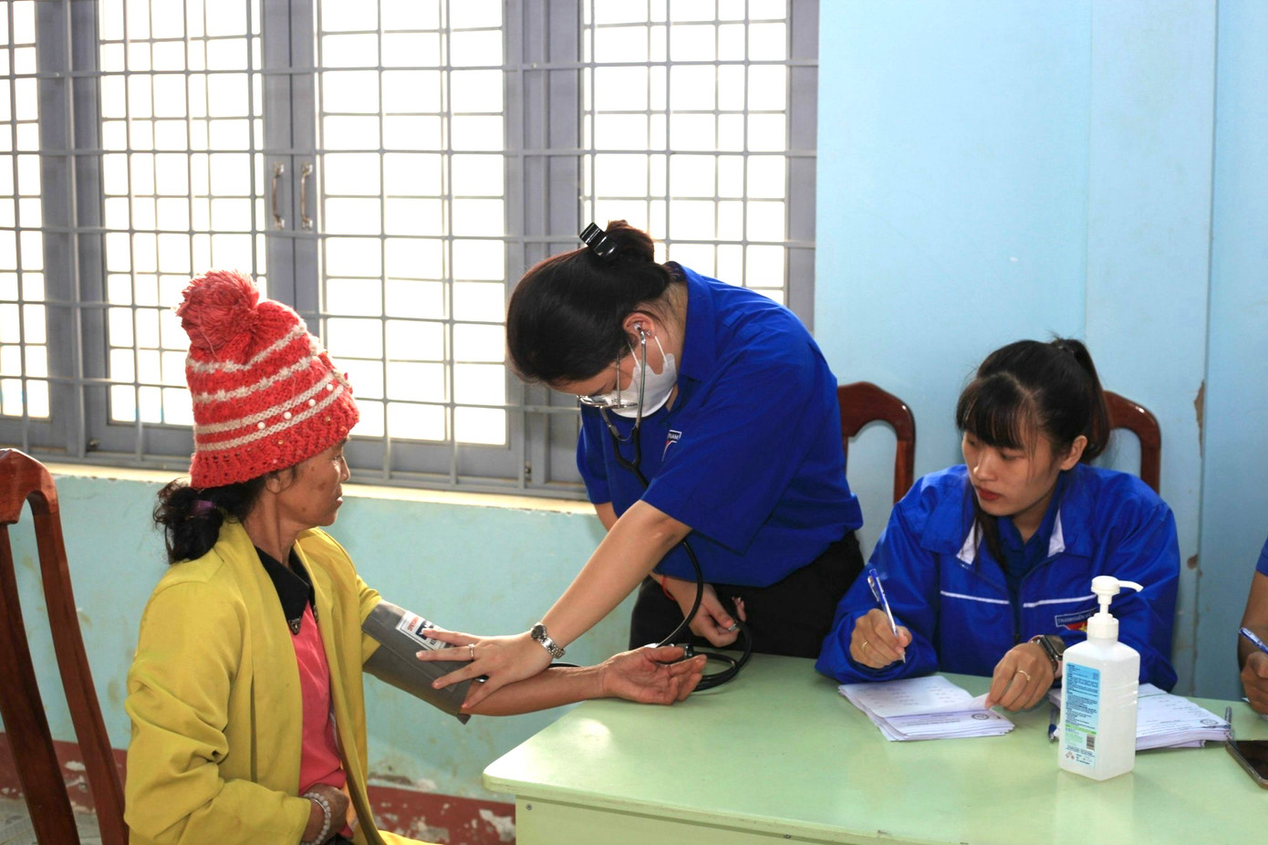 Tham gia chuỗi hoạt động, CLB Thầy thuốc trẻ Kon Tum (trực thuộc Ủy ban Hội LHTN Việt Nam tỉnh Kon Tum) đã khám, chữa bệnh, cấp phát thuốc miễn phí cho hơn 200 bà con nghèo, cận nghèo xã Đăk Choong (huyện Đăk Glei)
