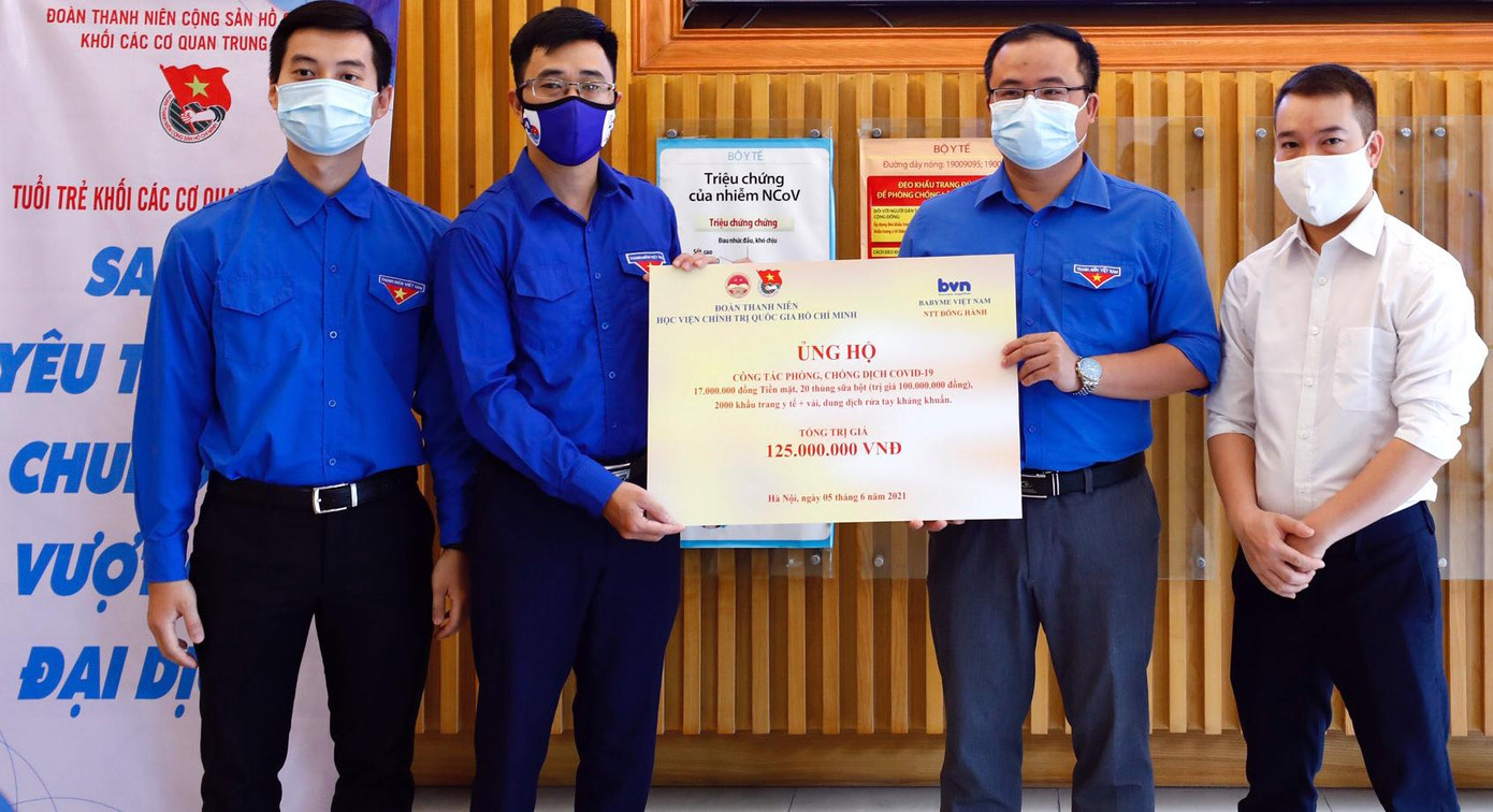 Trong đó, có hàng trăm triệu đồng tiền mặt và nhiều hiện vận, trang thiết bị y tế, nhu yếu phẩm như: Máy lọc nước, khẩu trang y tế, kính chắn giọt bắn, nước sát khuẩn, găng tay, gạo, sữa, đèn năng lượng mặt trời...