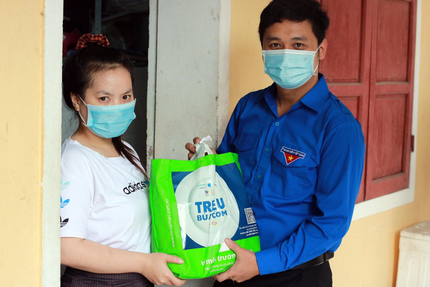 Chương trình trao tặng các suất quà tại Nghệ An Chương trình trao tặng các suất quà tại Nghệ An