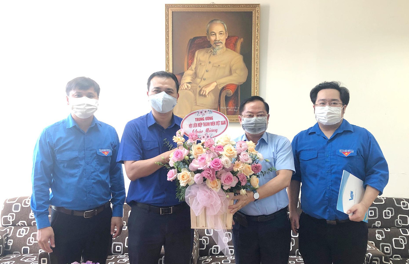 Phó Chủ tịch T.Ư Hội Liên hiệp Thanh niên Việt Nam Nguyễn Hải Minh tặng hoa chúc mừng 21/6 báo Tiền Phong Phó Chủ tịch T.Ư Hội Liên hiệp Thanh niên Việt Nam Nguyễn Hải Minh tặng hoa chúc mừng 21/6 báo Tiền Phong