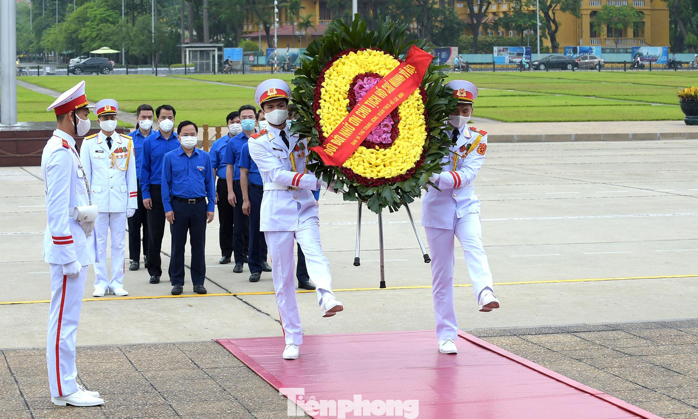 Ban Bí thư T.Ư Đoàn đặt vòng hoa, viếng Lăng Bác trong sáng 5/6. Ảnh: Xuân Tùng