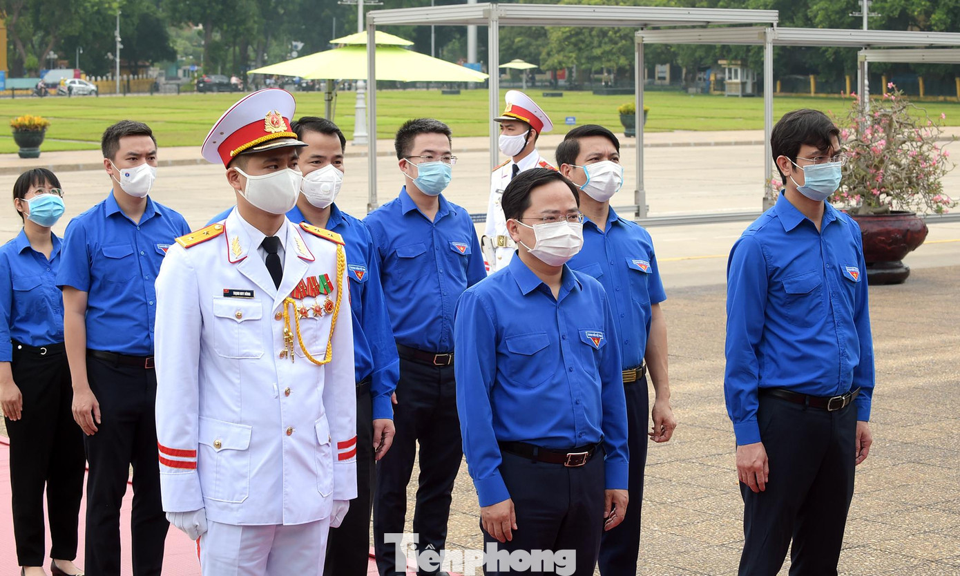 Anh Nguyễn Anh Tuấn (đứng giữa, hàng đầu) làm trưởng đoàn