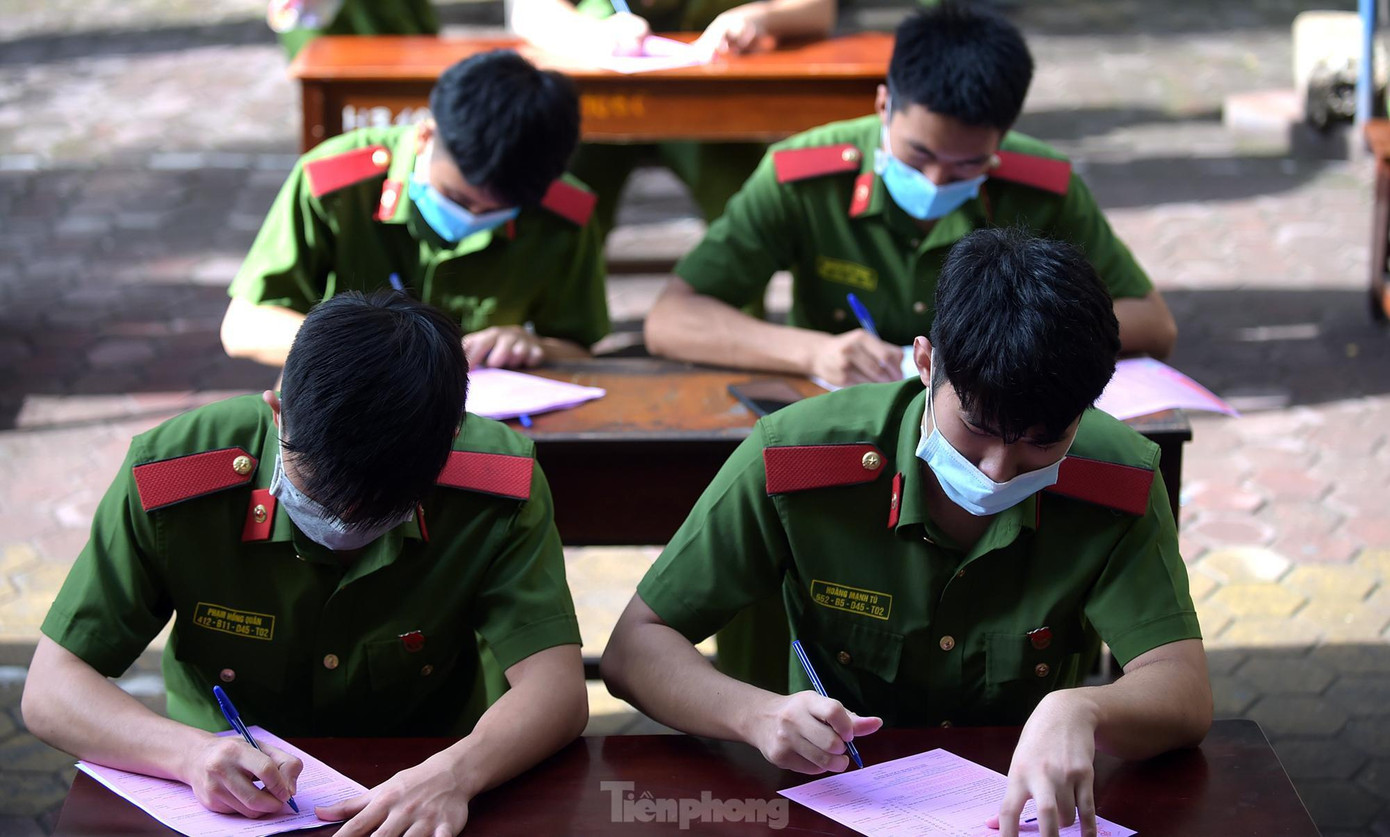 Chương trình diễn ra trong tình hình dịch COVID-19 diễn biến phức tạp. Sự bùng phát của đợt dịch từ tháng 5/2021 đã ảnh hưởng tới hoạt động tiếp nhận và cung cấp máu cho điều trị của các cơ sở y tế trên phạm vi toàn quốc. Nhiều địa phương đã tiến hành các biện pháp giãn cách xã hội, hàng trăm lịch hiến máu bị huỷ bỏ, lượng máu dự trữ đang giảm mạnh ảnh hưởng đến công tác cấp cứu, chữa bệnh tại các bệnh viện. Chương trình diễn ra trong tình hình dịch COVID-19 diễn biến phức tạp. Sự bùng phát của đợt dịch từ tháng 5/2021 đã ảnh hưởng tới hoạt động tiếp nhận và cung cấp máu cho điều trị của các cơ sở y tế trên phạm vi toàn quốc. Nhiều địa phương đã tiến hành các biện pháp giãn cách xã hội, hàng trăm lịch hiến máu bị huỷ bỏ, lượng máu dự trữ đang giảm mạnh ảnh hưởng đến công tác cấp cứu, chữa bệnh tại các bệnh viện.