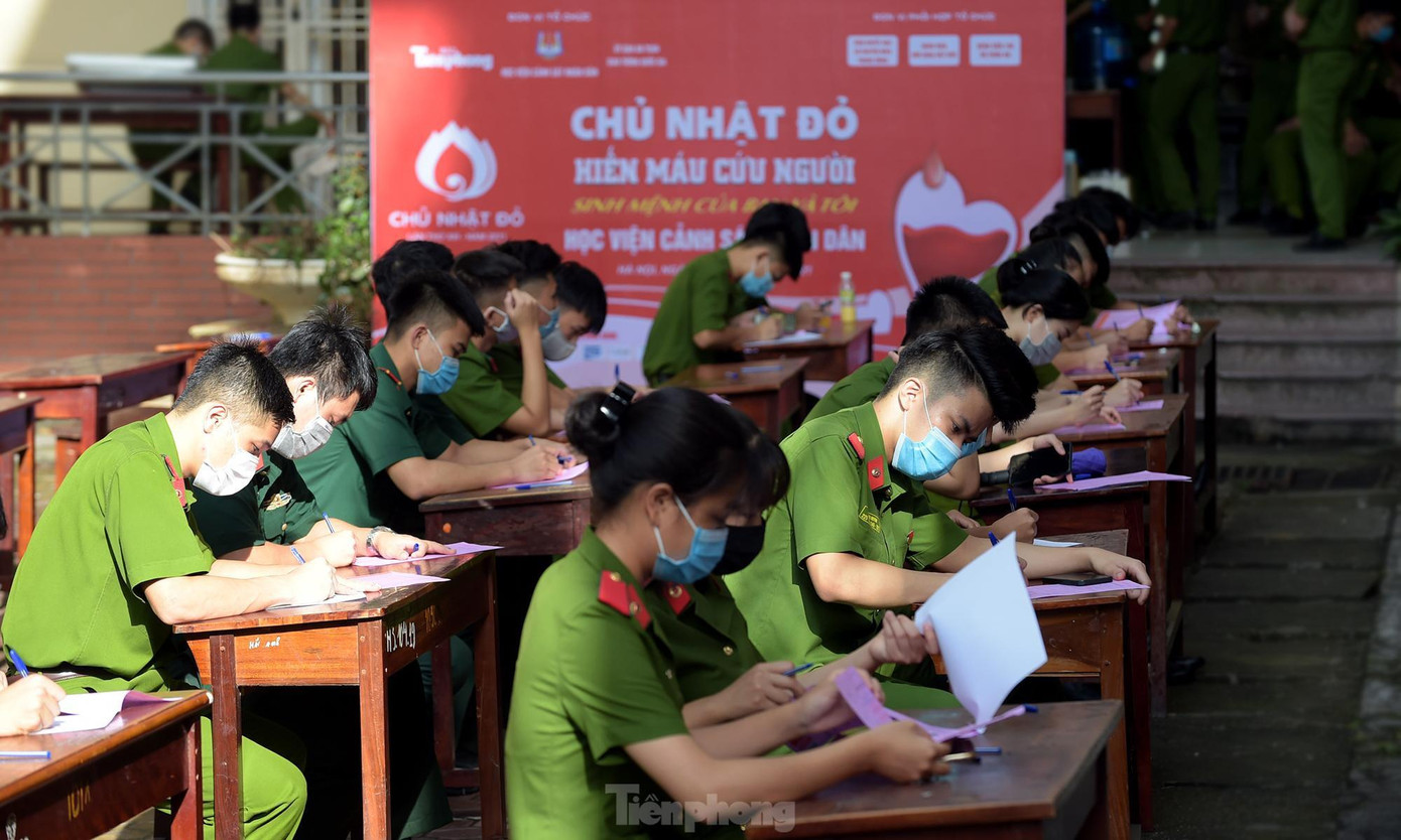 Ngày 26/6, tại Hà Nội, Báo Tiền Phong phối hợp với Học viện Cảnh sát nhân dân và các bệnh viện: Bệnh viện 198 - Bộ Công an, Bệnh viện Hữu nghị Việt Đức, Viện Huyết học và Truyền máu Trung ương tổ chức chương trình hiến máu tình nguyện "Chủ nhật Đỏ" năm 2021. Ngày 26/6, tại Hà Nội, Báo Tiền Phong phối hợp với Học viện Cảnh sát nhân dân và các bệnh viện: Bệnh viện 198 - Bộ Công an, Bệnh viện Hữu nghị Việt Đức, Viện Huyết học và Truyền máu Trung ương tổ chức chương trình hiến máu tình nguyện "Chủ nhật Đỏ" năm 2021.