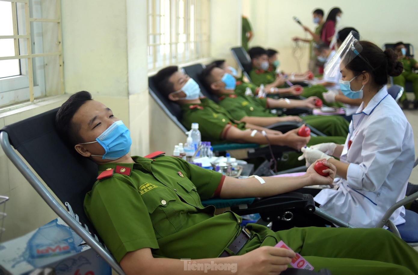 Học viên Nguyễn Quốc Sơn (1992) tương lai là cảnh sát hình sự. Anh cho biết bắt đầu hiến máu từ khi đủ 18 tuổi và đều đặn duy trì mỗi năm hai lần cho đến nay. "Tuổi trẻ cần xung kích, tình nguyện để góp phần mang lại bình an cho cộng đồng. Điều này càng ý nghĩa hơn khi khoác lên màu áo của cảnh sát nhân dân", anh Sơn nói. Học viên Nguyễn Quốc Sơn (1992) tương lai là cảnh sát hình sự. Anh cho biết bắt đầu hiến máu từ khi đủ 18 tuổi và đều đặn duy trì mỗi năm hai lần cho đến nay. "Tuổi trẻ cần xung kích, tình nguyện để góp phần mang lại bình an cho cộng đồng. Điều này càng ý nghĩa hơn khi khoác lên màu áo của cảnh sát nhân dân", anh Sơn nói.