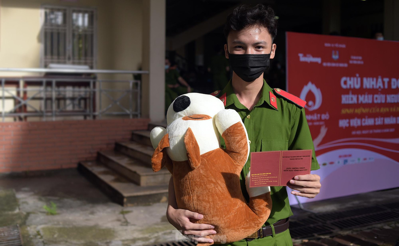 Huỳnh Ngọc Hoàng Anh (SN 2002) cầm trên tay giấy chứng nhận hiến máu nhân đạo và phần quà là gấu bông. Hoàng Anh phấn khởi cho biết, đây là lần đầu tiên hiến máu. Huỳnh Ngọc Hoàng Anh (SN 2002) cầm trên tay giấy chứng nhận hiến máu nhân đạo và phần quà là gấu bông. Hoàng Anh phấn khởi cho biết, đây là lần đầu tiên hiến máu.